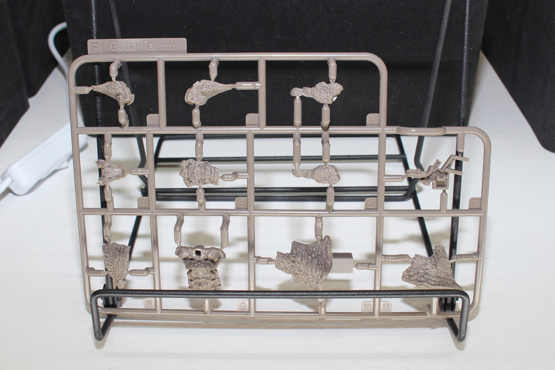 成形したパーツの見本も展示。組み立てには接着剤が必要になる