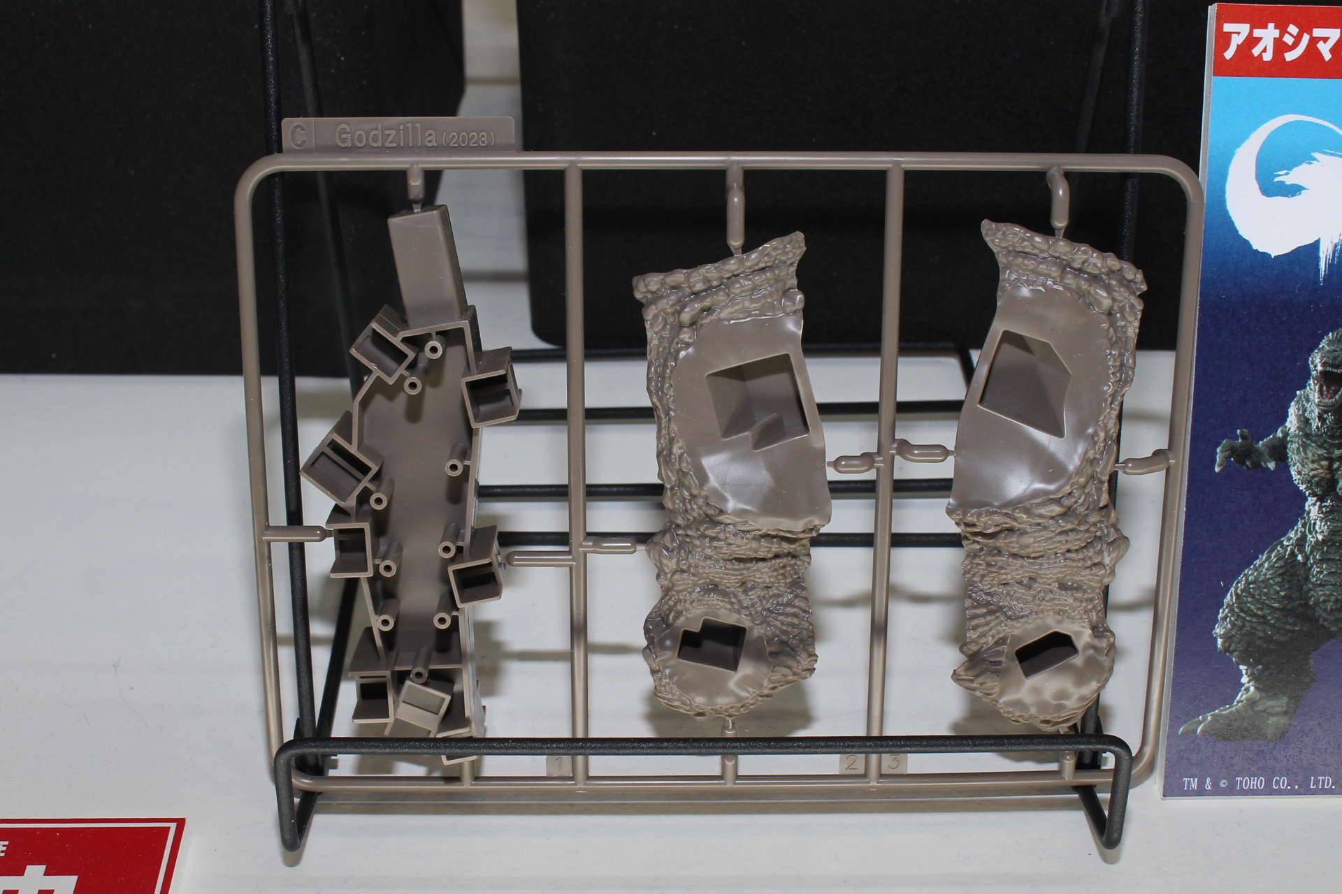 成形したパーツの見本も展示。組み立てには接着剤が必要になる