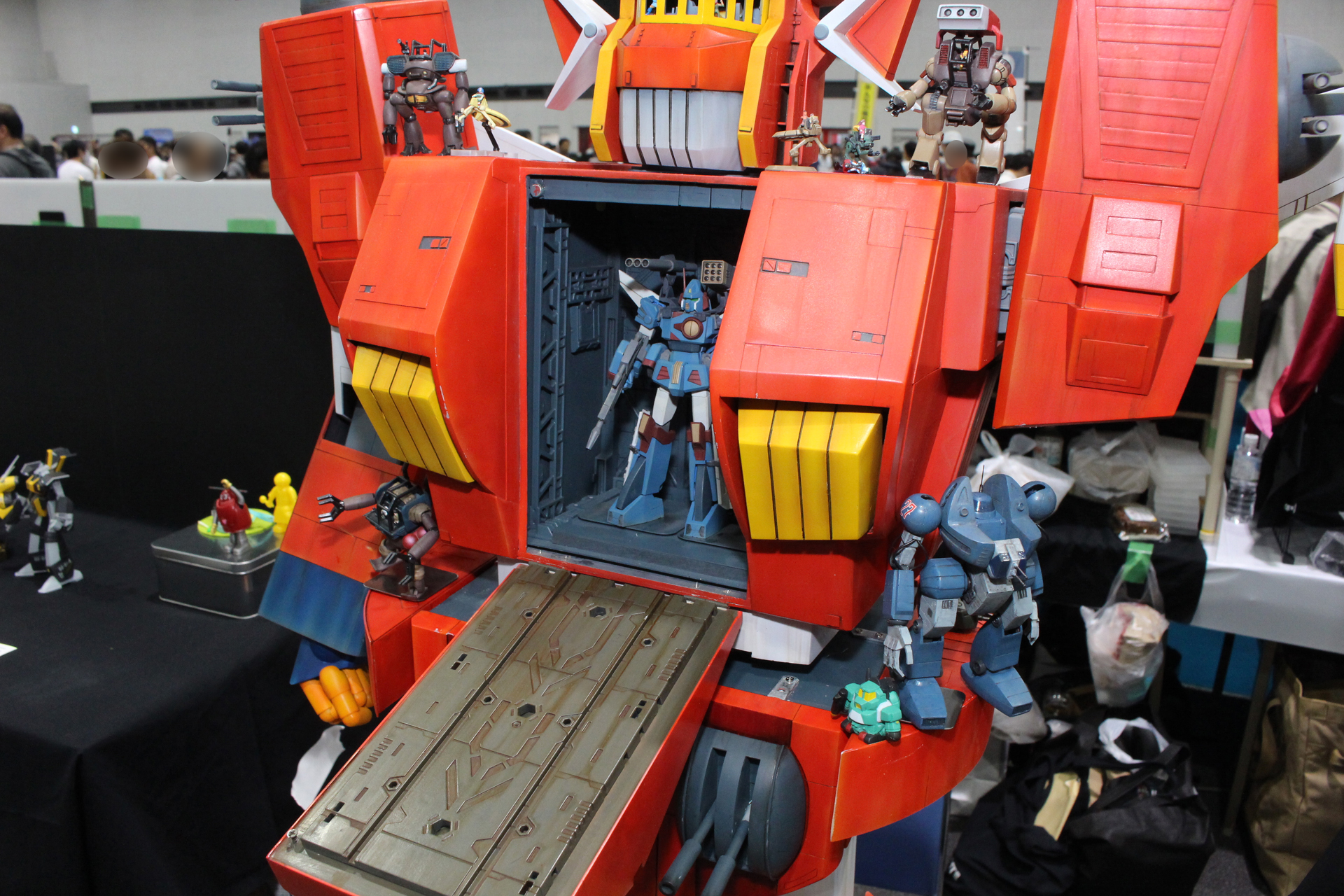 胸部に納まっているのは1/144ザブングル。比較するとその大きさが分かると思う。左腕が外れているのは修理前のもので、他の写真のように昼には修理ができたそうだ