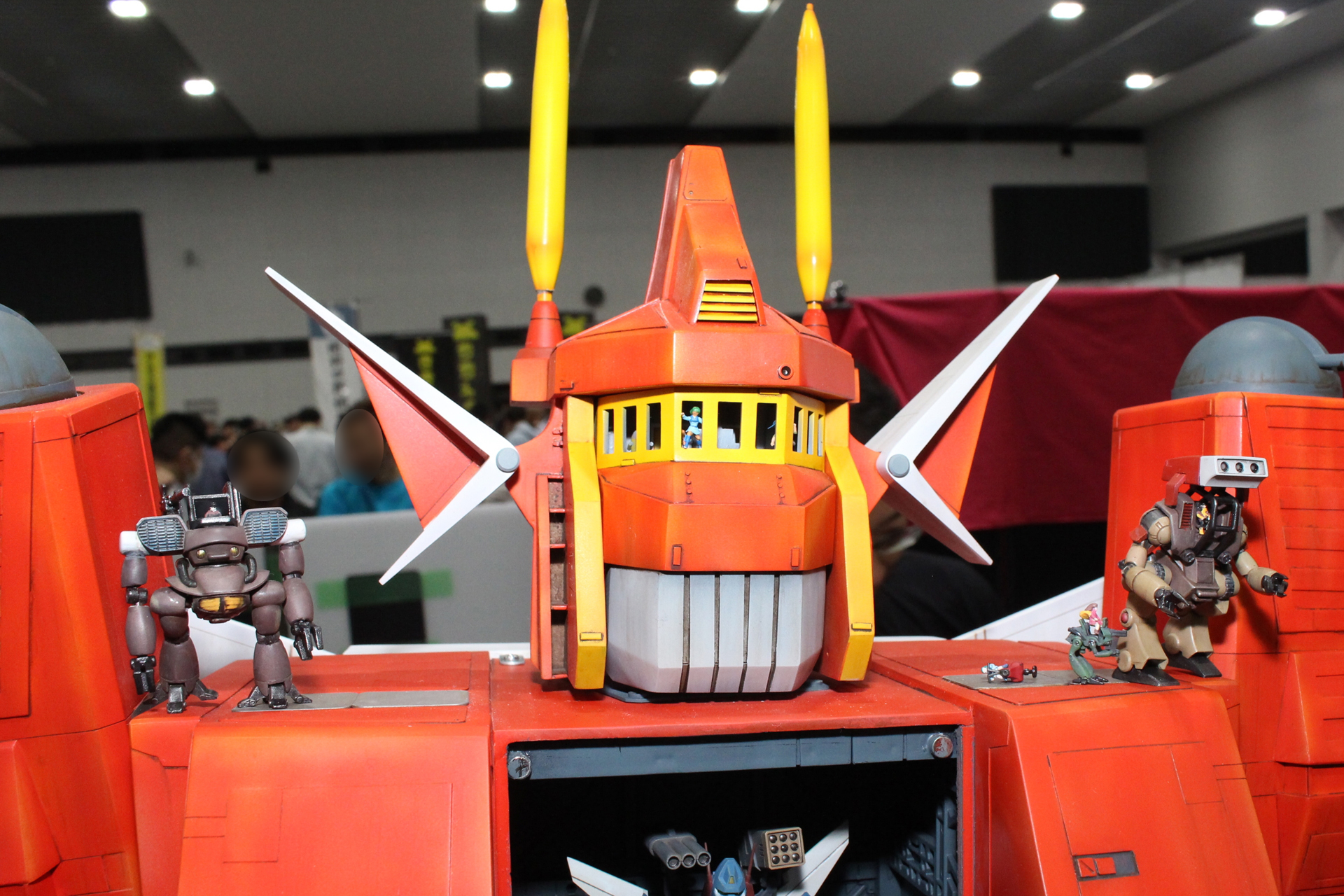 頭部の艦橋にはエルチらクルーがいる