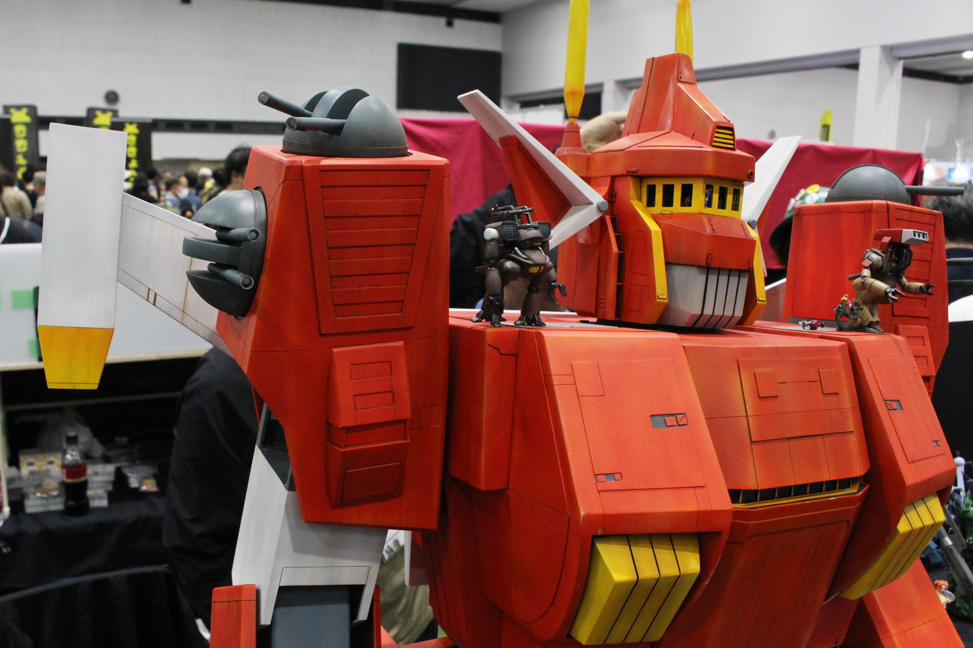 肩の砲塔や腕には100円ショップで見つけた商品をそのまま素材として使用している