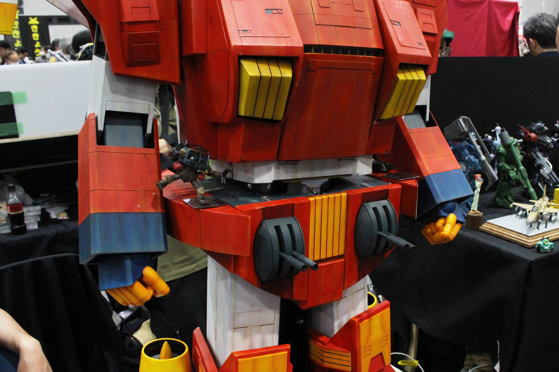 肩の砲塔や腕には100円ショップで見つけた商品をそのまま素材として使用している