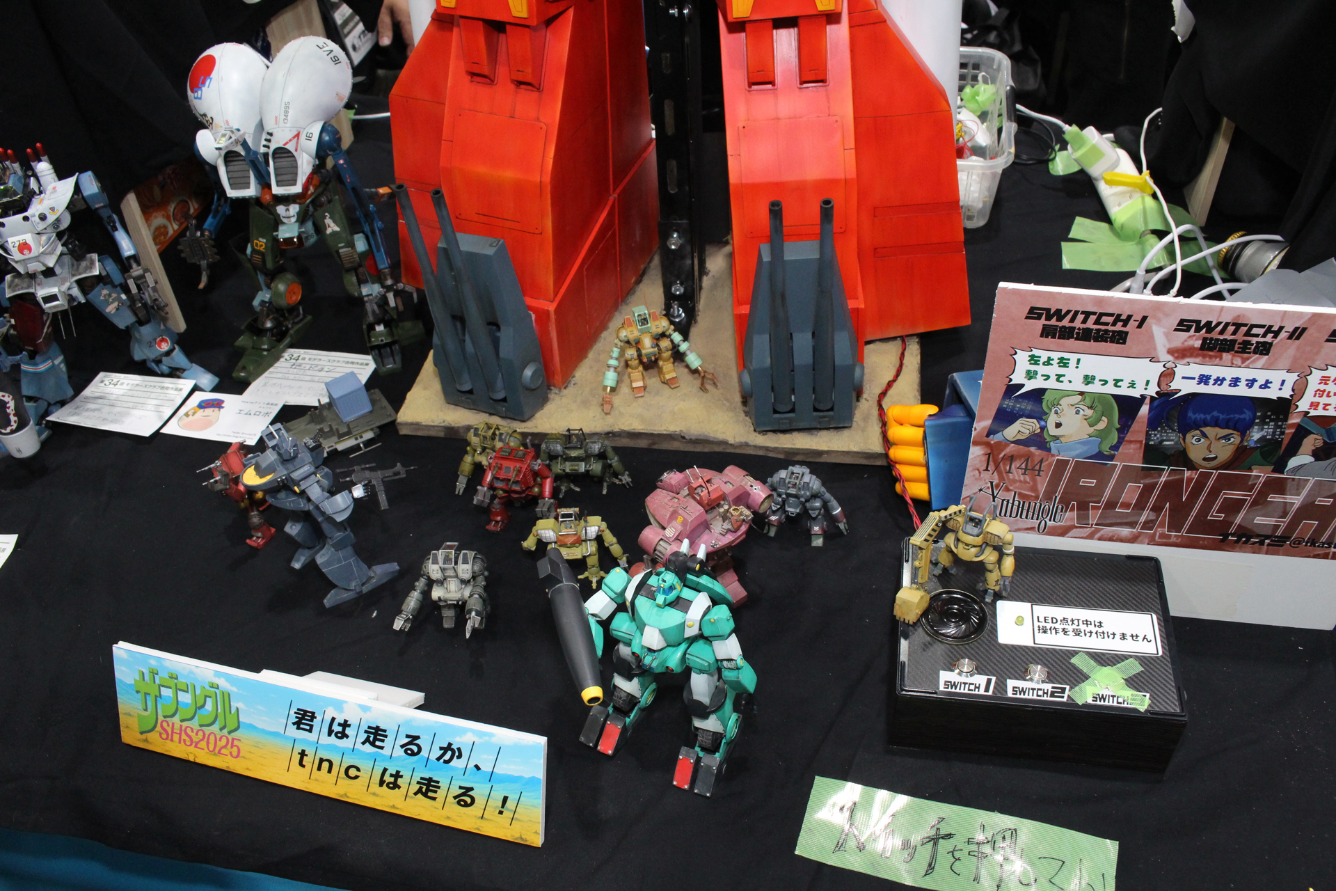 アイアン・ギアーの足元にもたくさんのウォーカーマシンが展示されていた