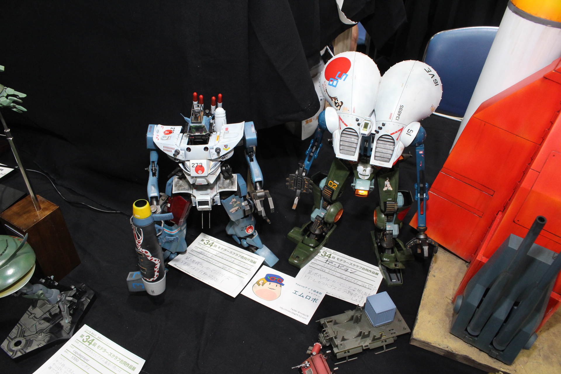 アイアン・ギアーの足元にもたくさんのウォーカーマシンが展示されていた