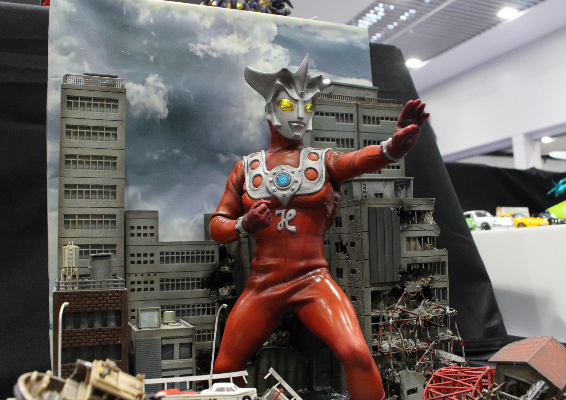 レオの本体はCCP製のソフビフィギュアをリペイントしたもの。目とカラータイマーは電飾されている