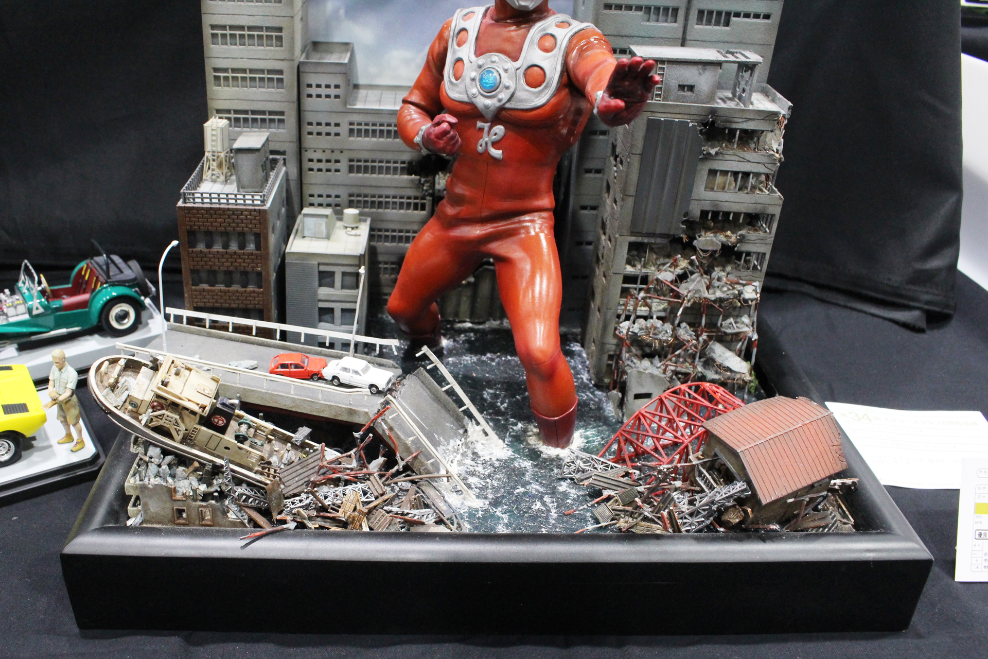 元のスチールは後方のビルのみしかなかったが、手前側にも劇中のシーンから切り取ったカットを造形し、全体の密度を上げている