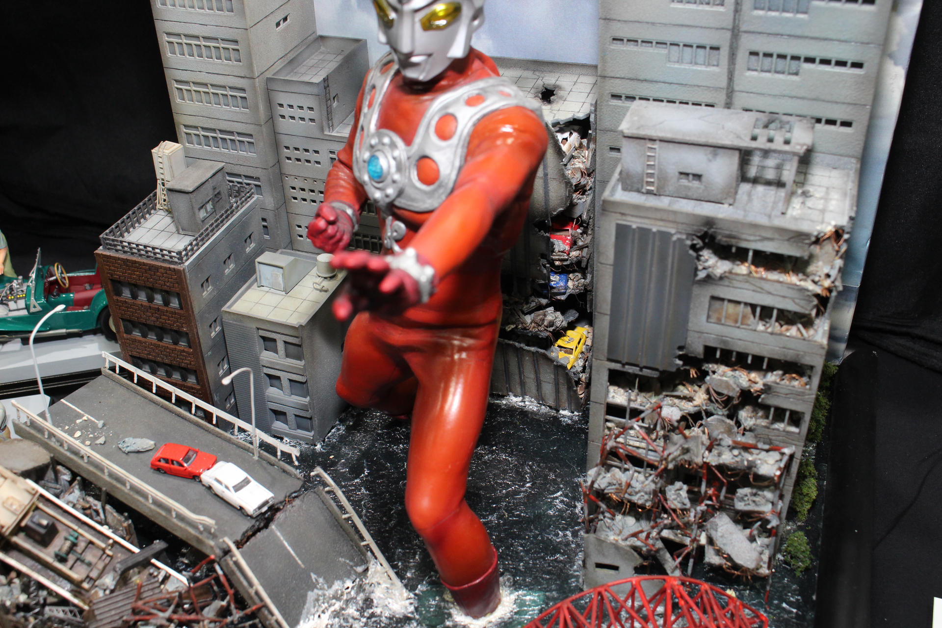 レオの後ろには破壊された立体駐車場が見える