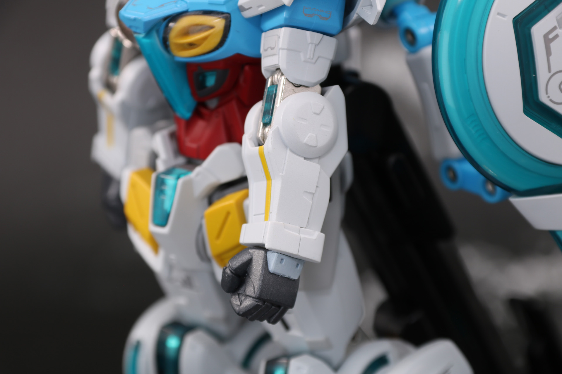 左腕部にフォトン装甲シールドを持たせる