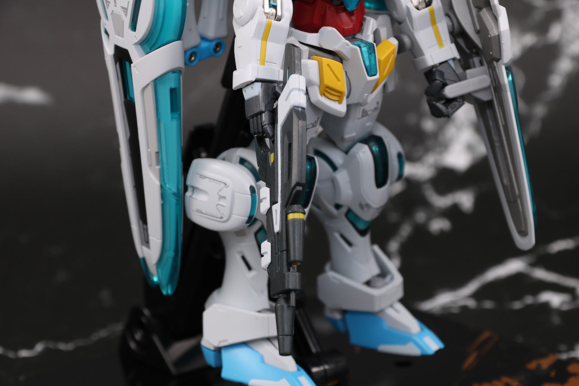 右腕部にビーム・ライフルを持たせる