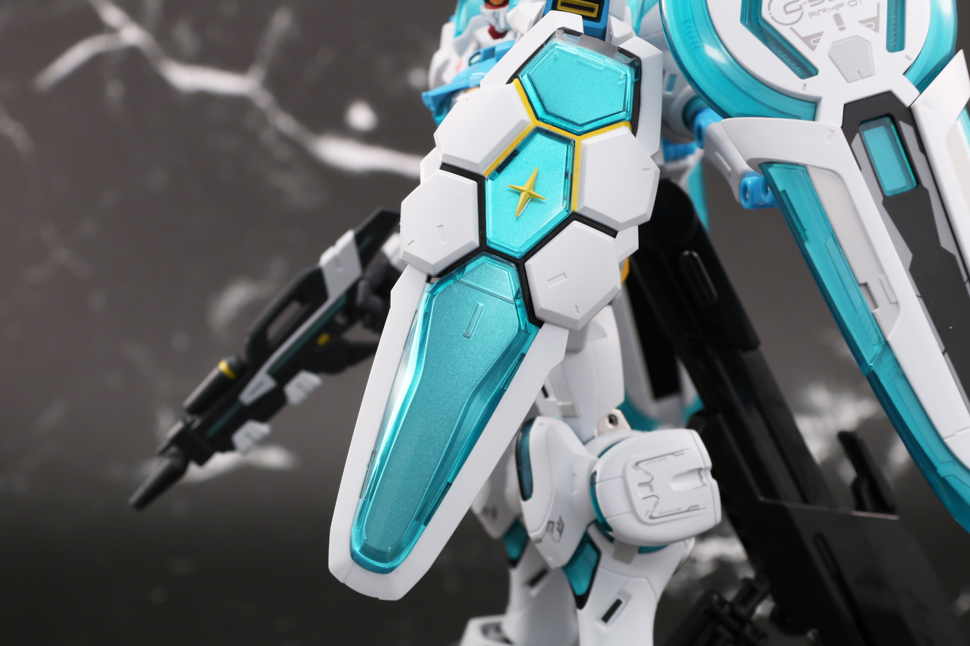 フォトン装甲シールド。クリア―パーツの下にシルバーの塗装が施され、立体感と光沢感が演出されている