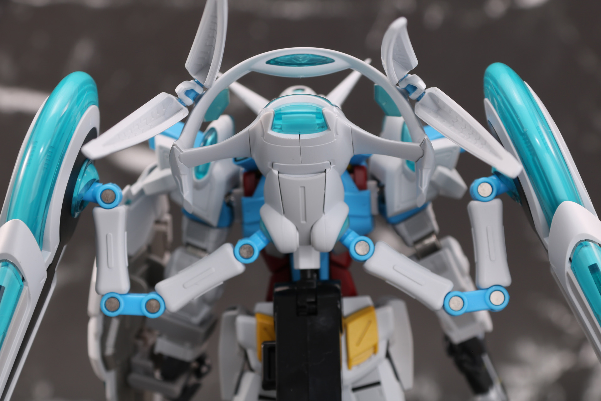 パーフェクトパックの基部。多関節のアームや独特な造形が再現されている