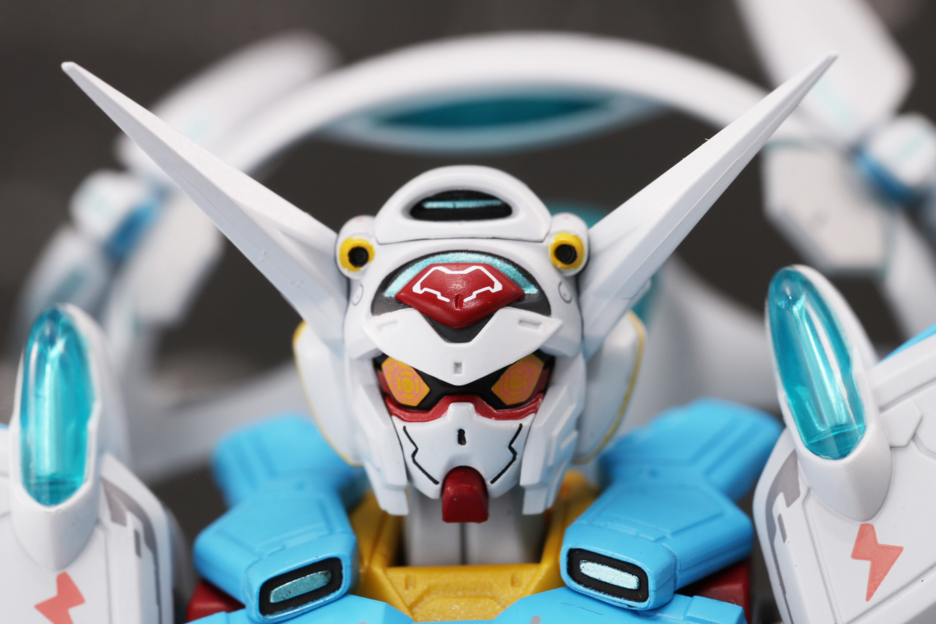 頭部は細やかに色分けされ、ツインアイには瞳らしいデザインが再現されている