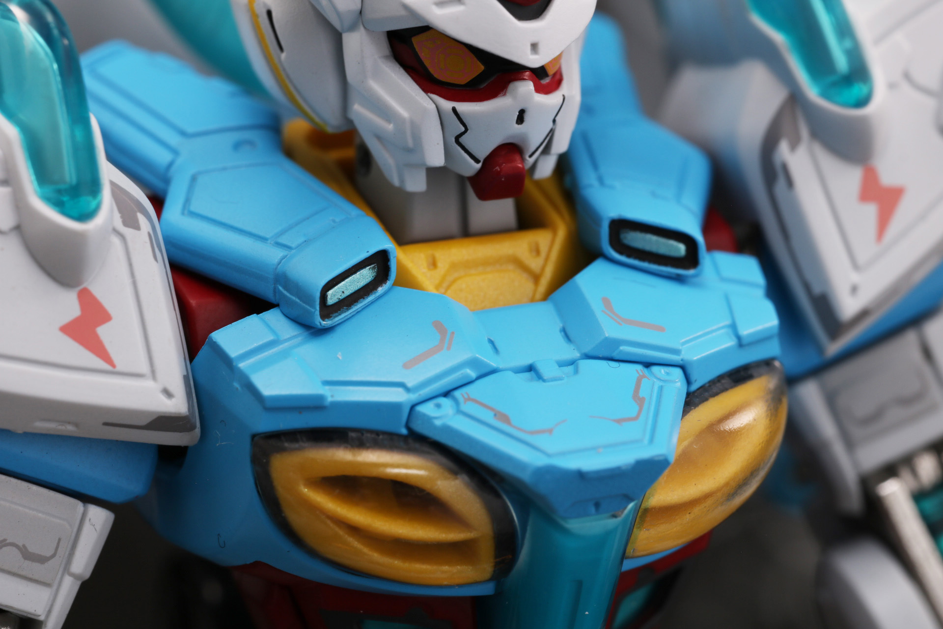 胸部にはモールド、マーキングで立体感と情報量満点