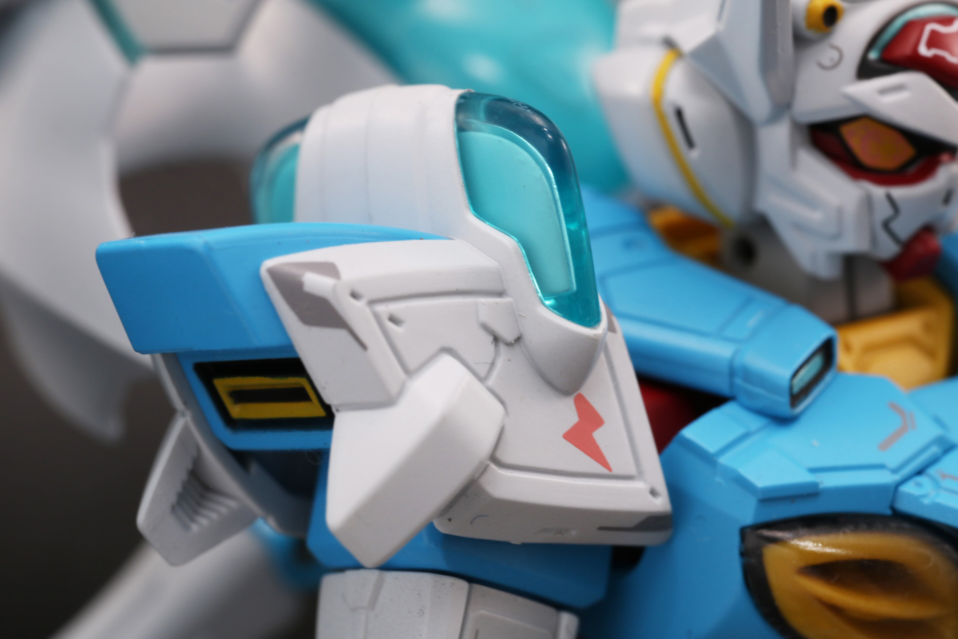 肩部アーマー。クリアーパーツや増設された白の装甲が再現されている。