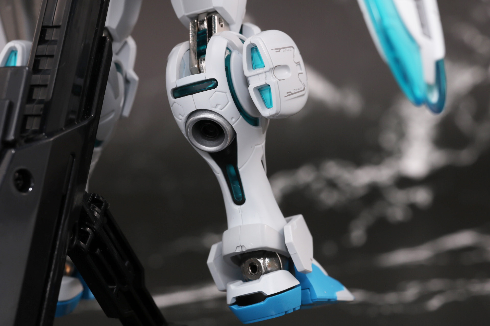 脚部裏面のスラスターやモールドも細かく造形されている