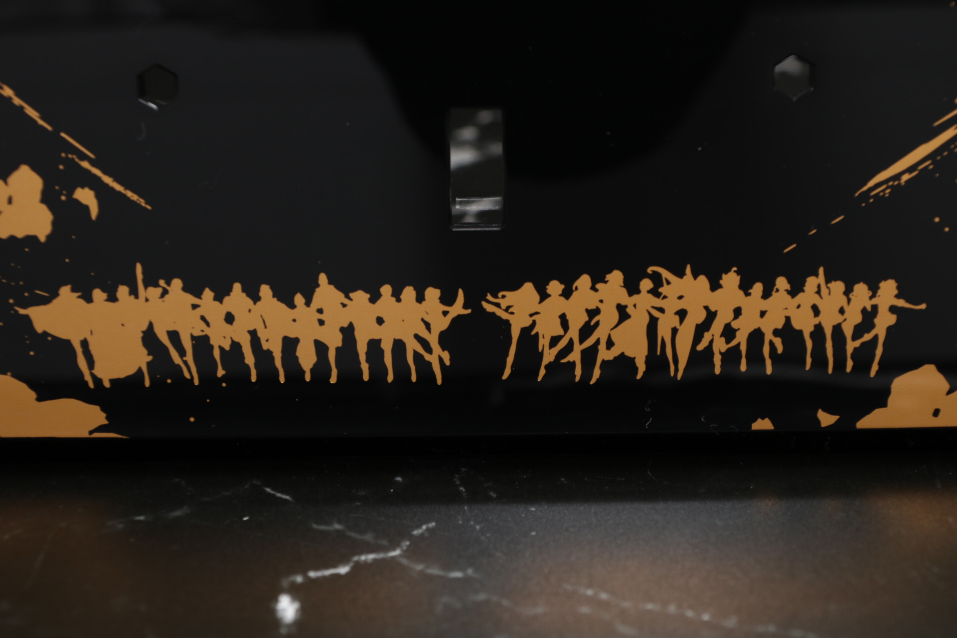 専用台座にはベルリたちのラインダンスシルエットが印字されている