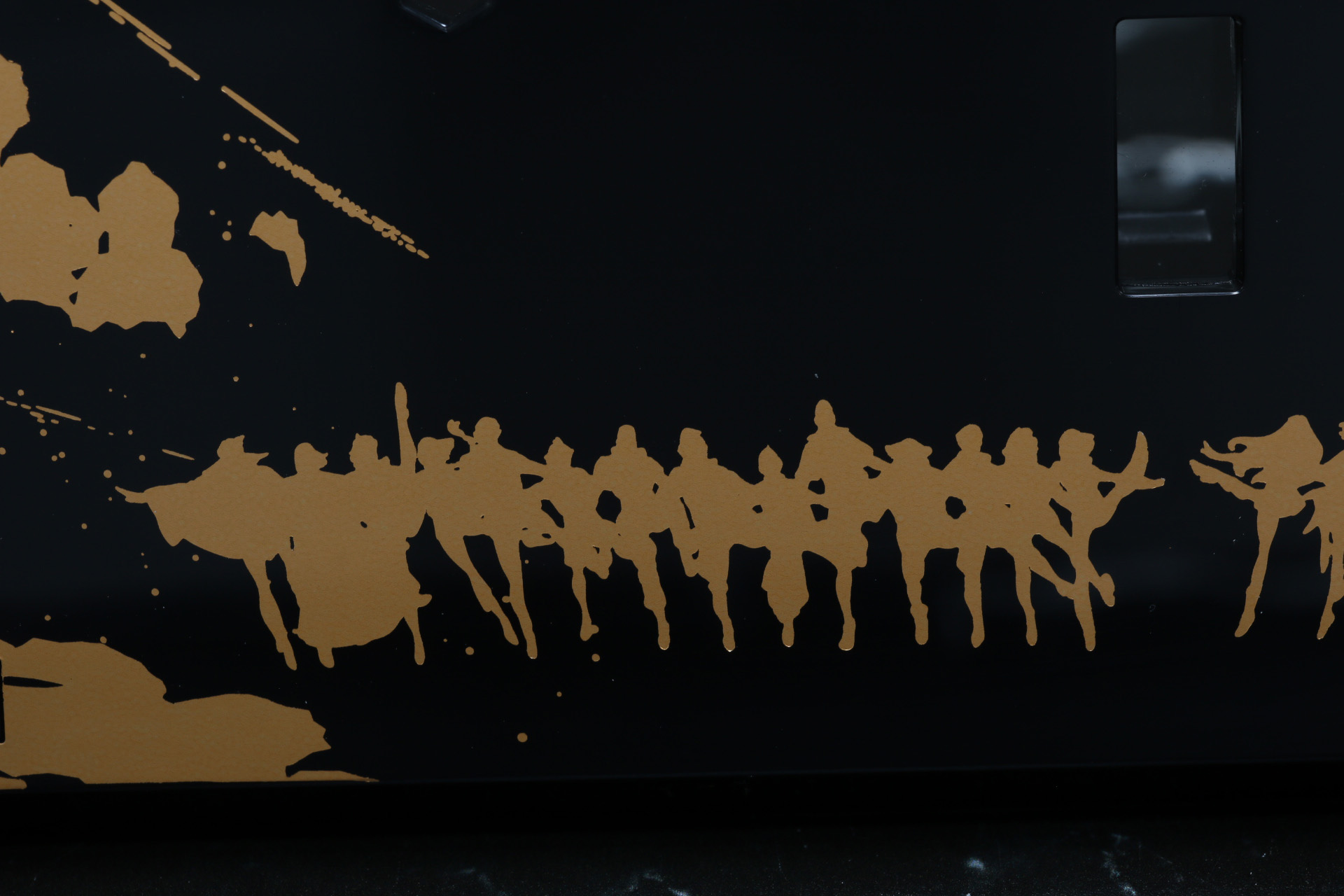 左側はベルリたち男性キャラクタたちが描かれ、右側はアイーダたち女性キャラクターたちが描かれている。