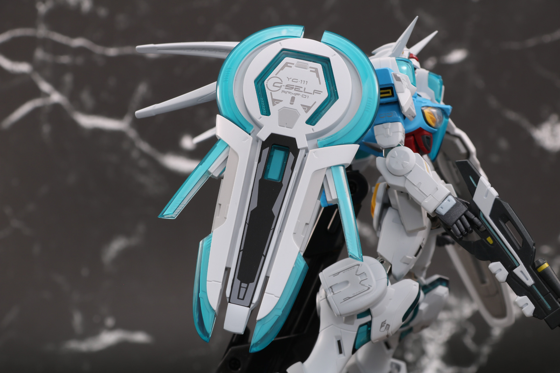 ユニット側面のスライド展開とリフレクターモードでクリアーパーツの一部が起き上がる