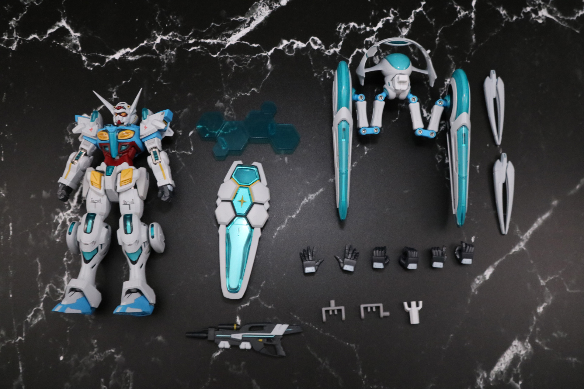 フィギュア本体、パーフェクトパック、ビーム・ライフル、フォトン装甲シールド、コピペシールドエフェクトパーツ、トラフィック・フィン、ジョイントパーツ