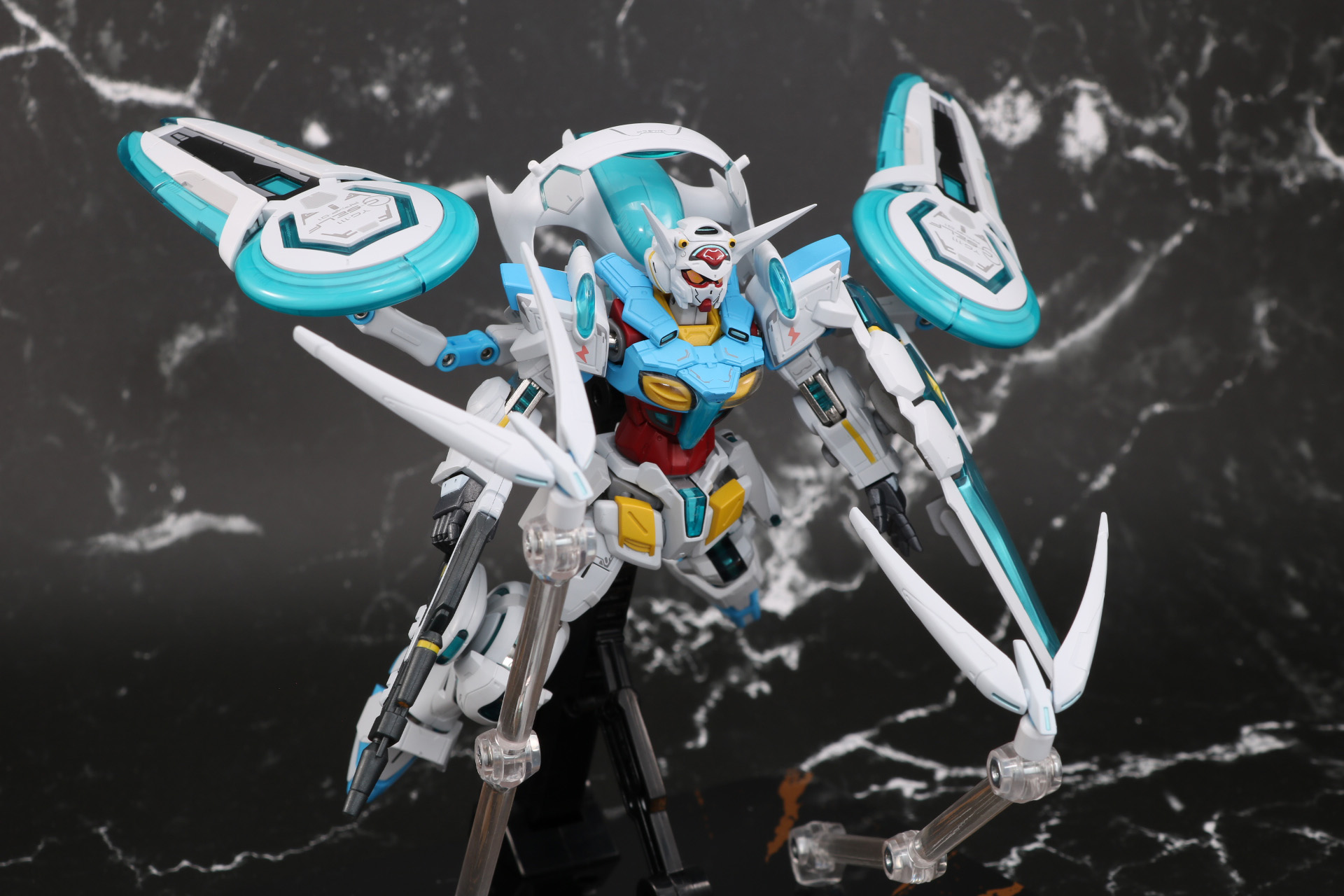 補助支柱とジョイントパーツでトラフィック・フィンを飛ばすアクションも再現できる