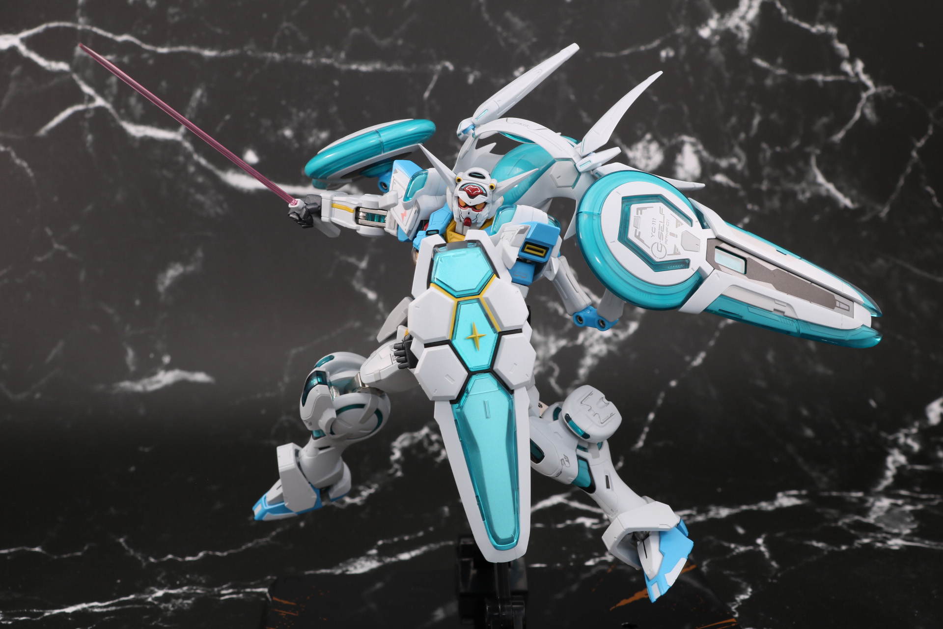 ビーム・サーベルを振るうアクション