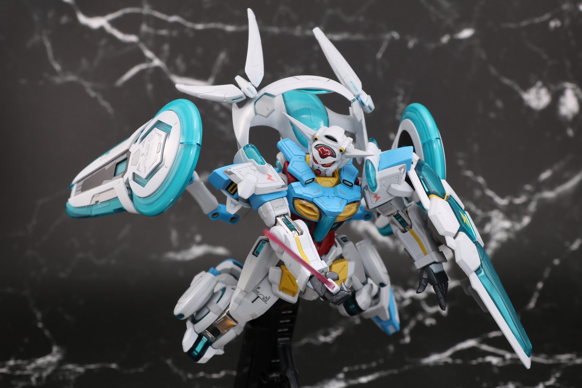 元気溢れるアグレッシブなポーズも楽しめる