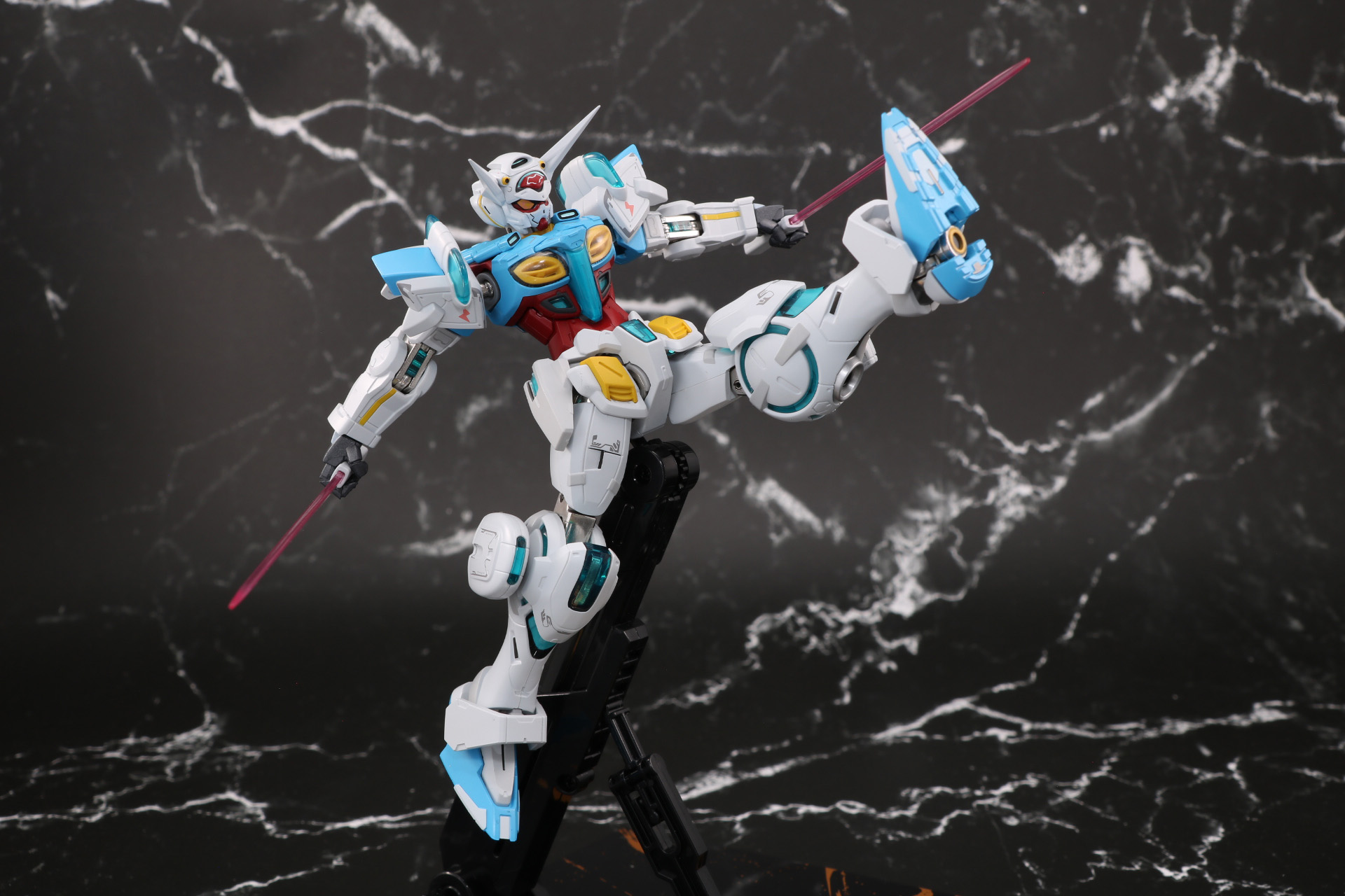 大きく蹴り上げるポーズ