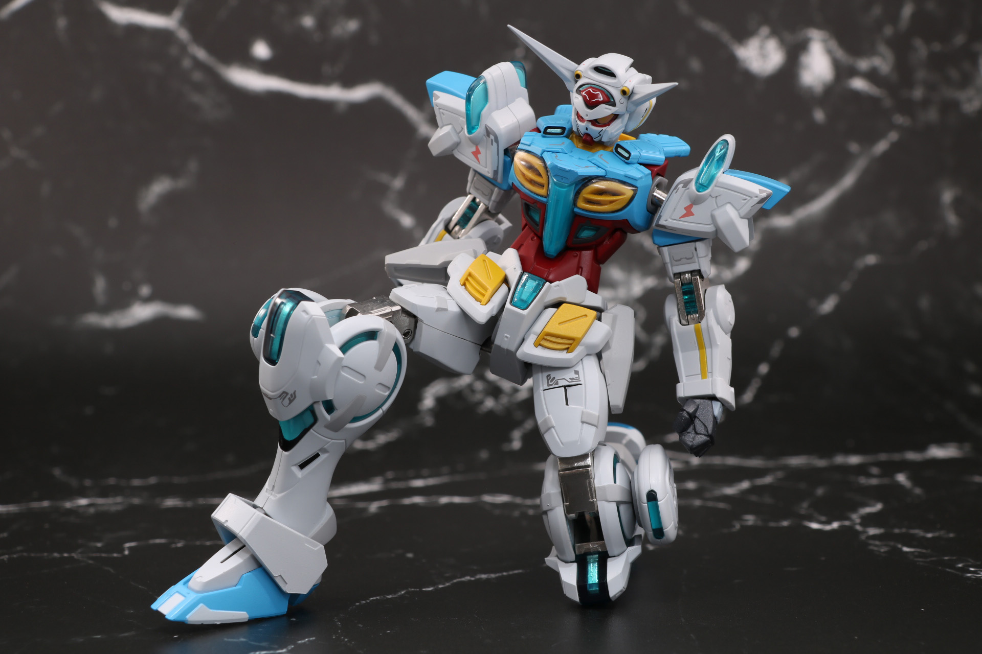 片膝立ちのポーズも可能