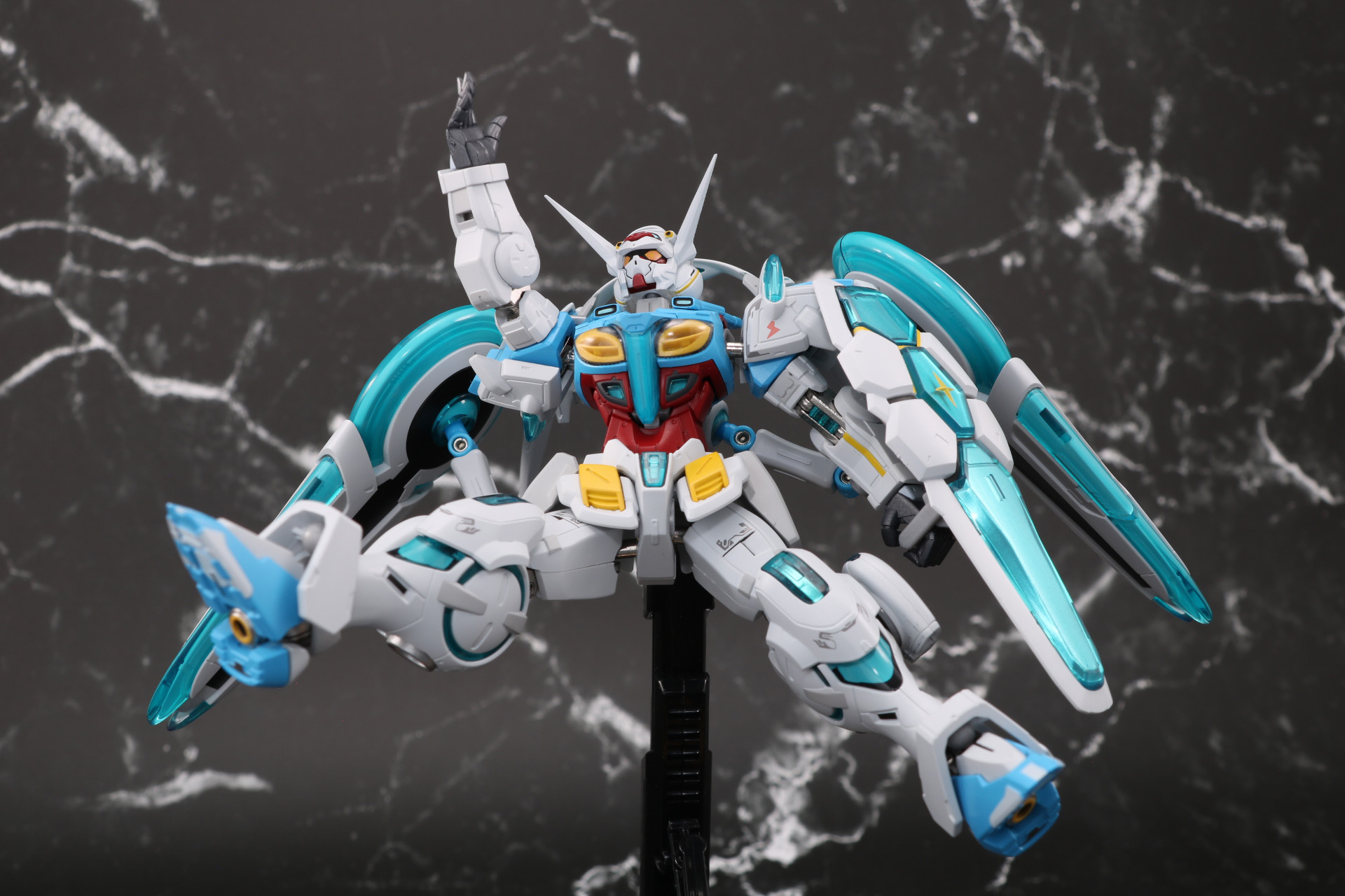 元気溢れるアグレッシブなポーズも楽しめる