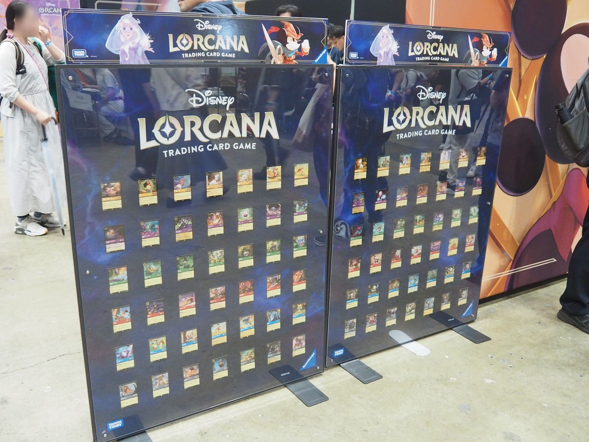 これまでに日本で発売された「ディズニー・ロルカナ」のカードを展示