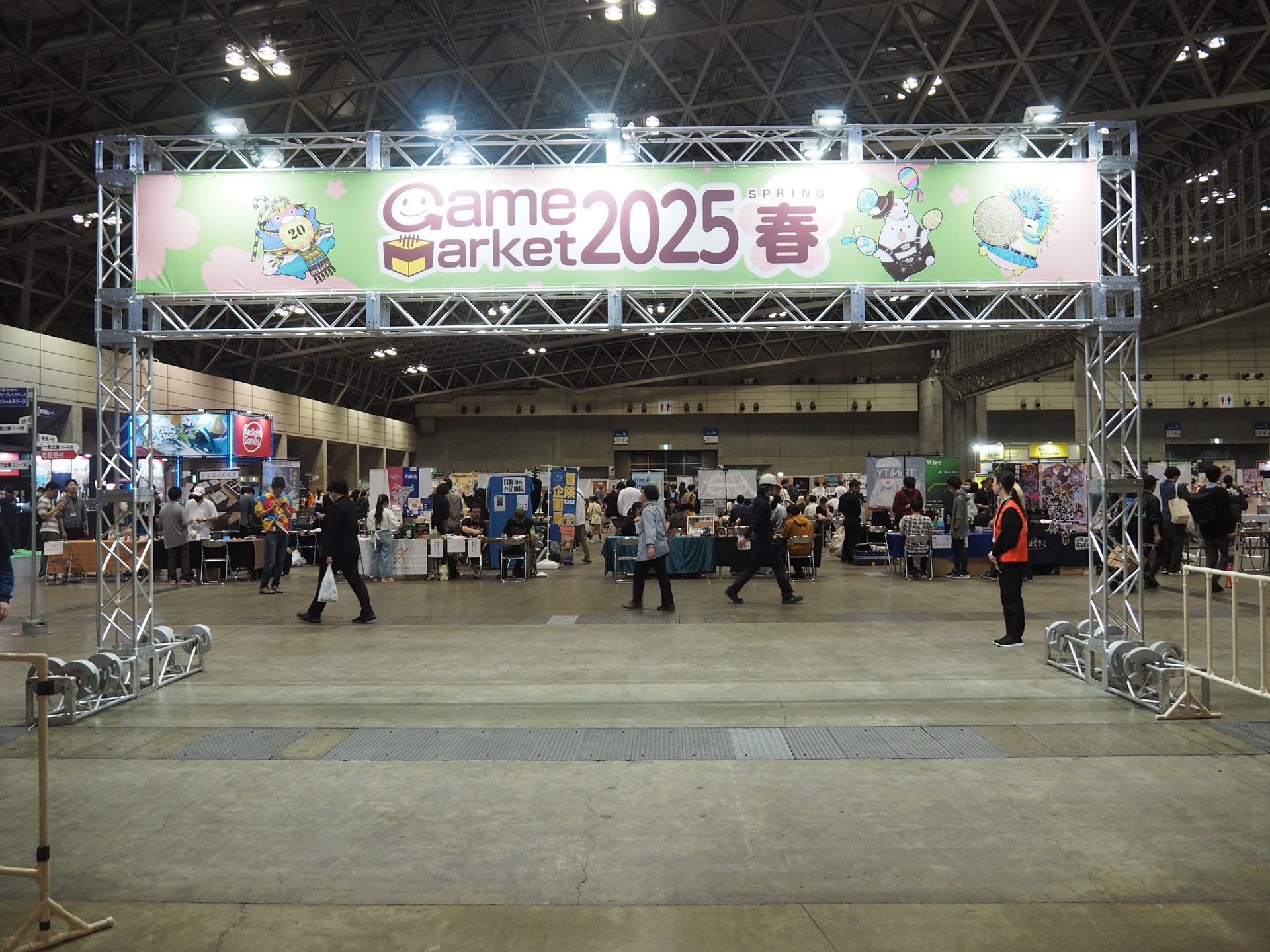 「ゲームマーケット2025春」の入口アーチ