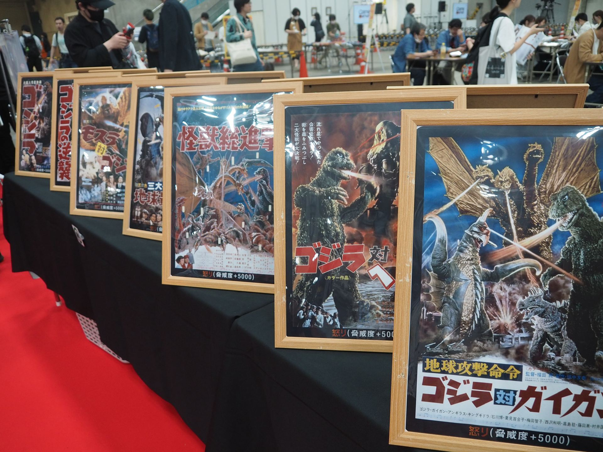 歴代ゴジラ映画のポスターデザインの巨大怒りカードが展示されていた