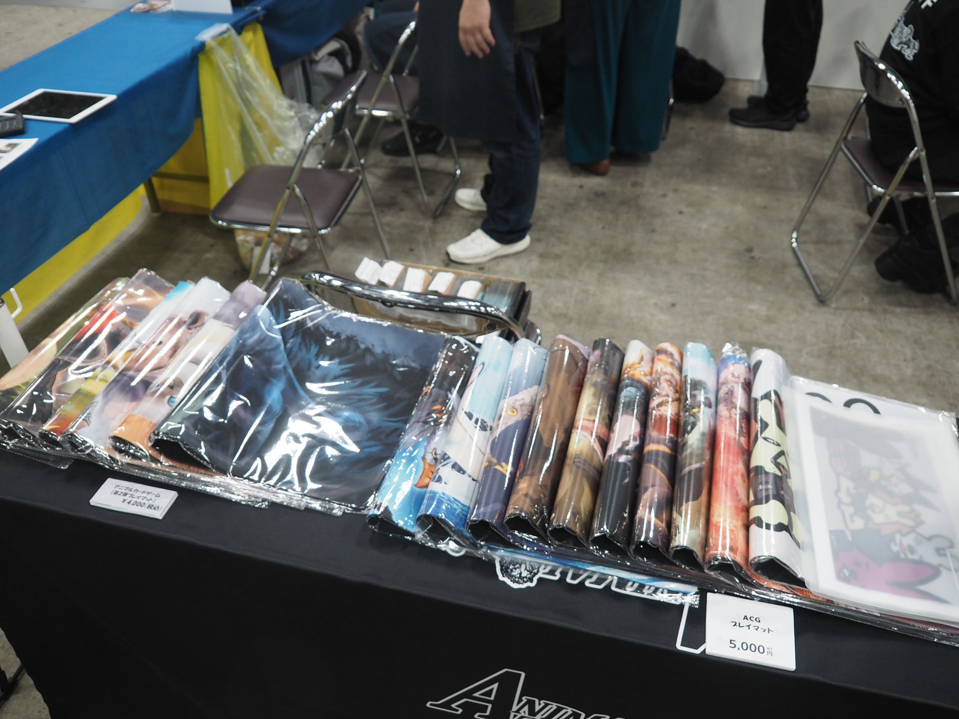 「アニマルカードゲーム」ではプレイマットなど、さまざまなものが販売されている
