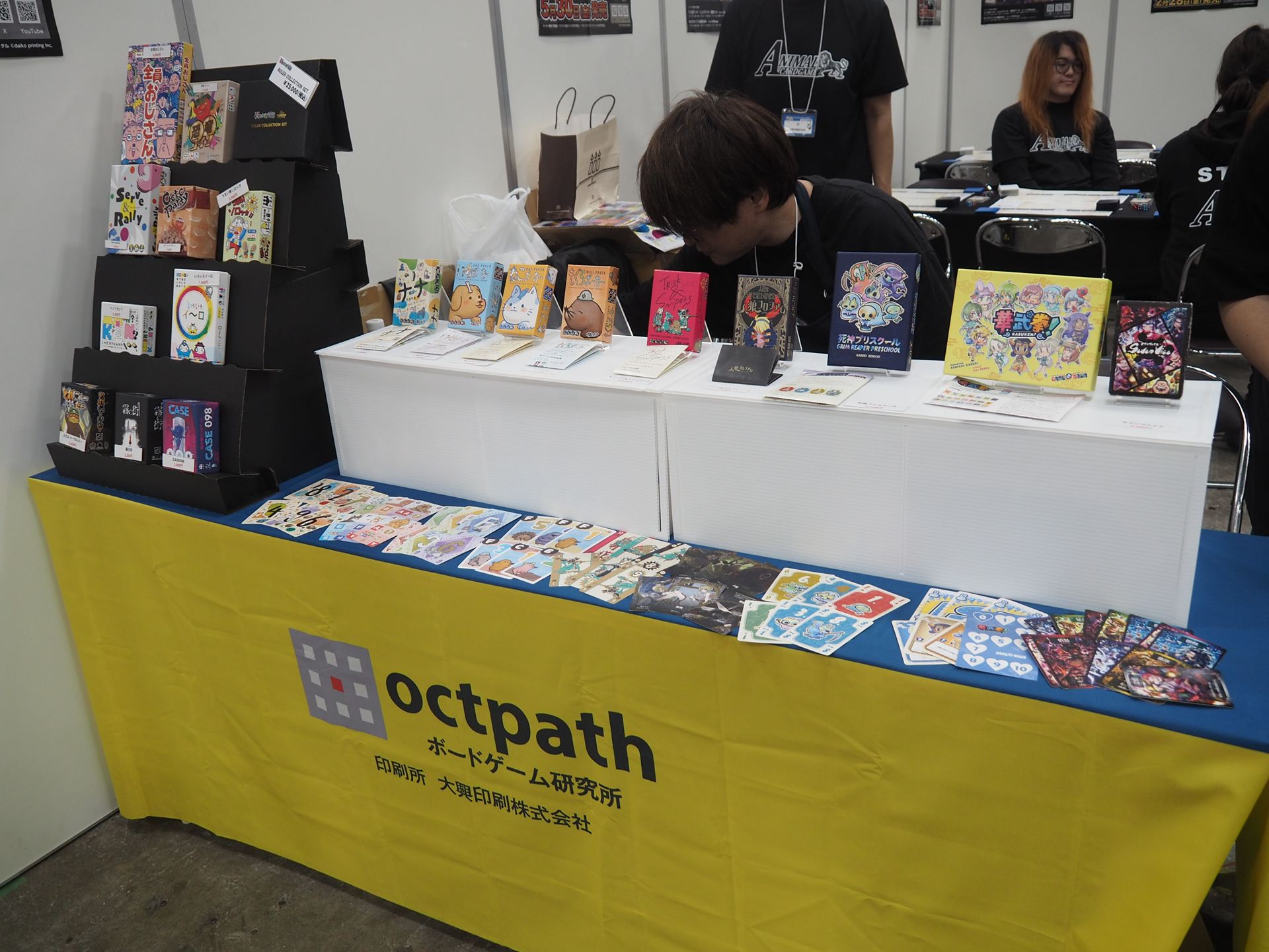 octpathボードゲーム研究所が印刷を手がけた他のカードゲームやボードゲームも展示販売されていた