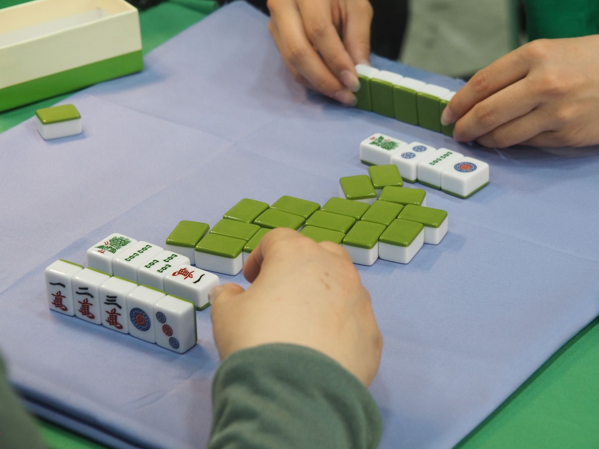 「タイパ至上主義麻雀」の試遊の様子。6枚の牌で3×2を作ればあがれるので、麻雀を知らない人でも簡単に遊べる