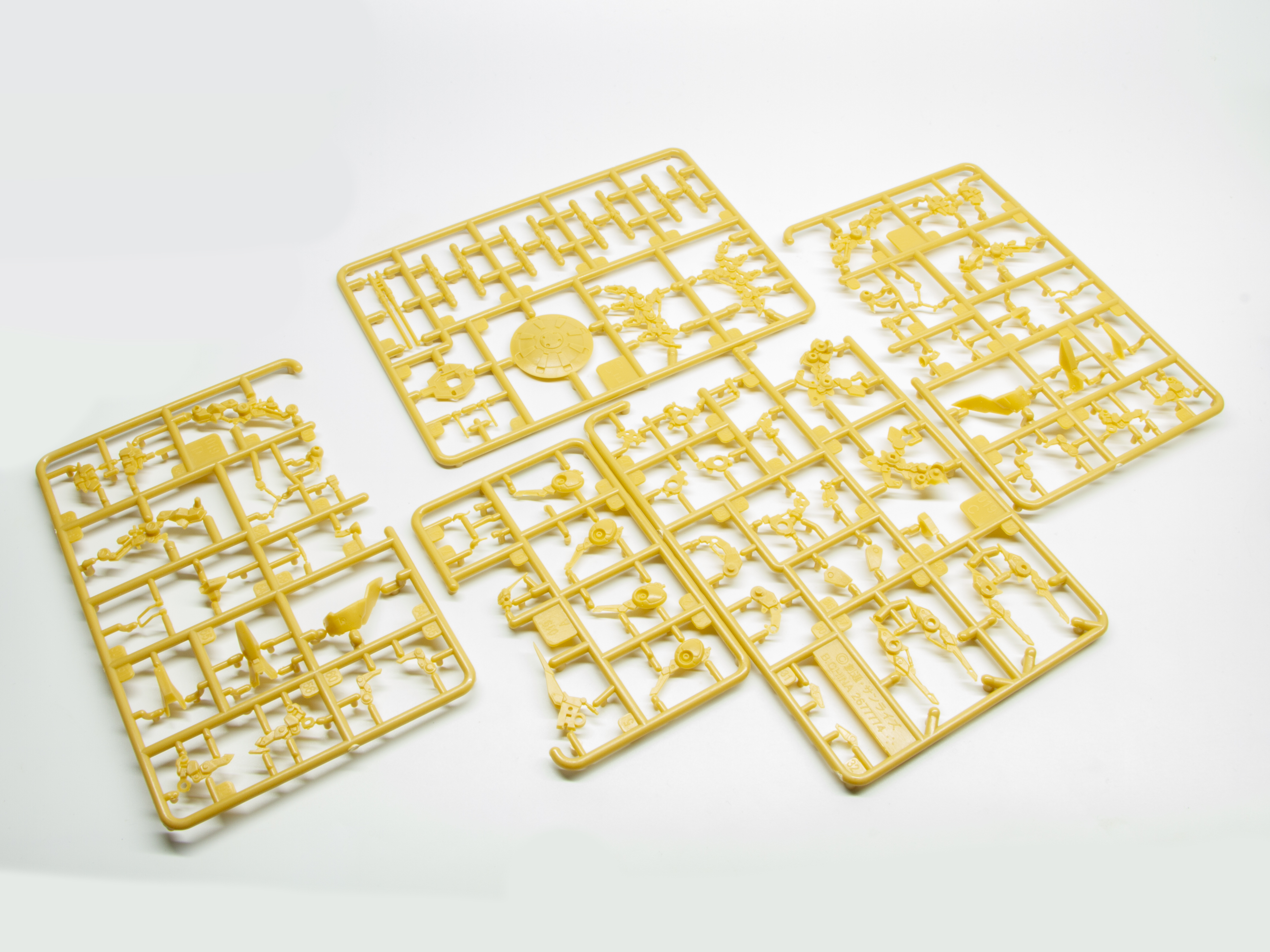 ガンダムアーティファクトは3～4枚のランナーで構成