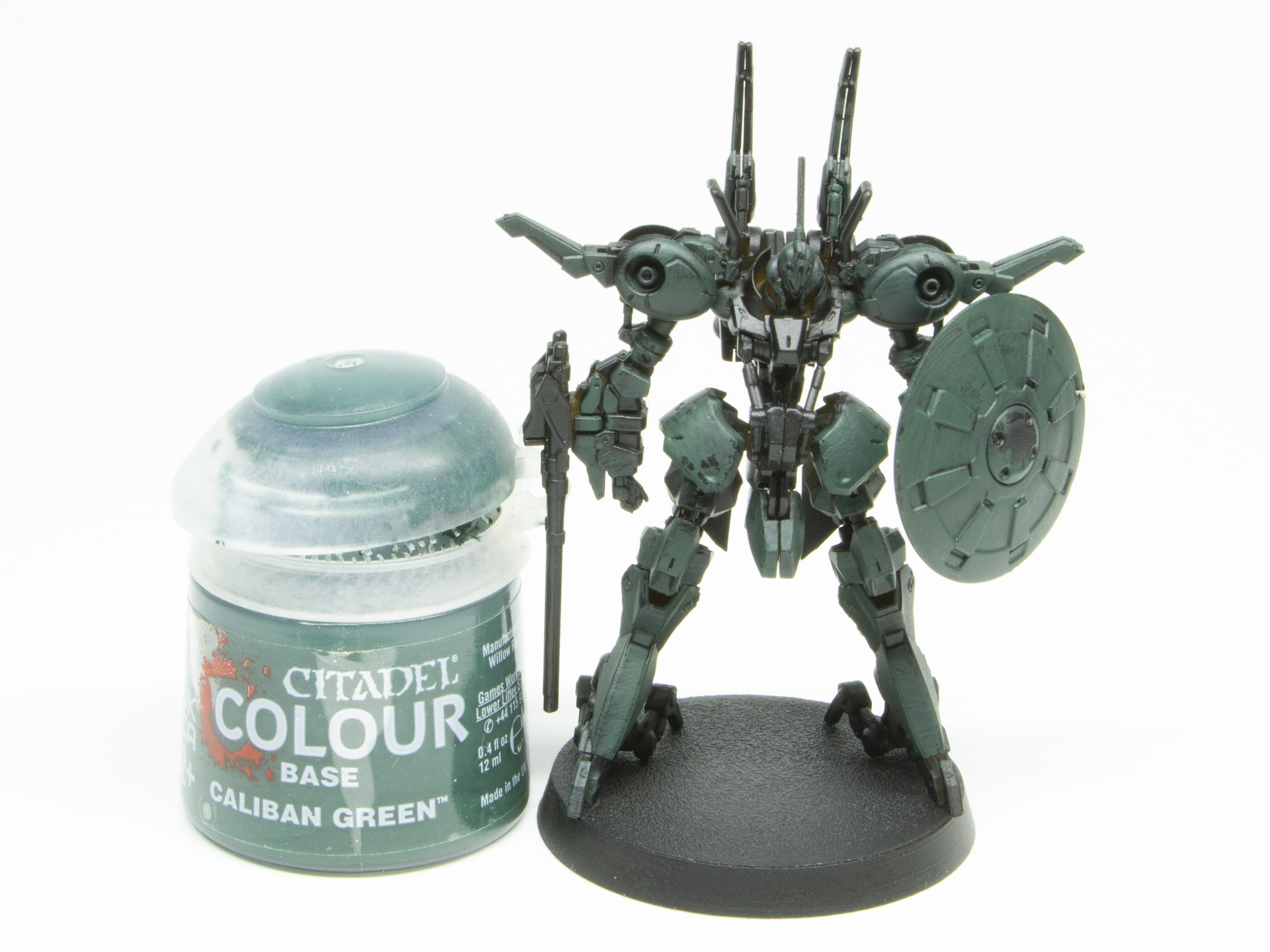 手足などに「キャリバン・グリーン」を塗る。深緑だ