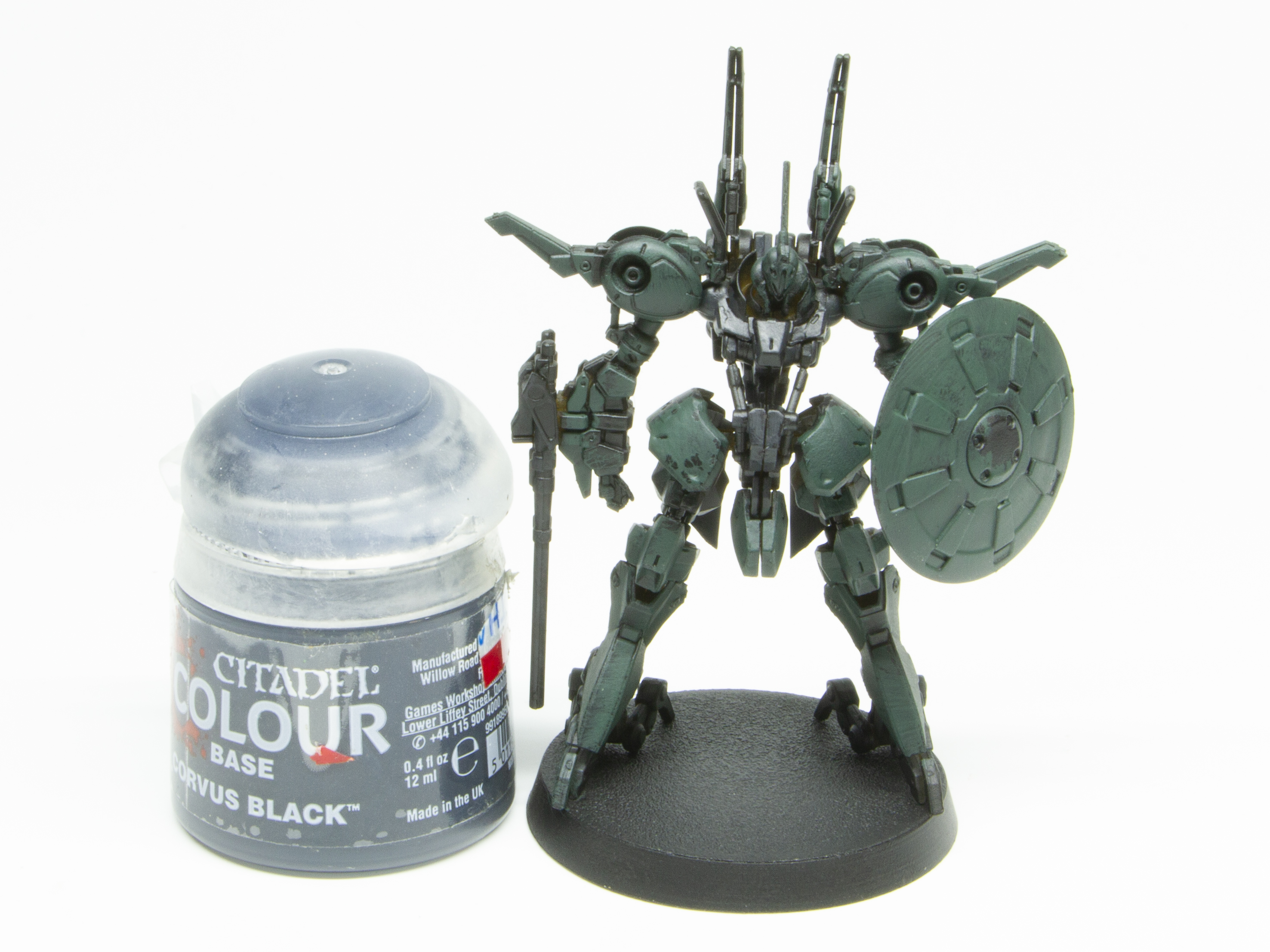 武器や関節に「コルヴス・ブラック」を塗る。これは真っ黒より青みがかった黒