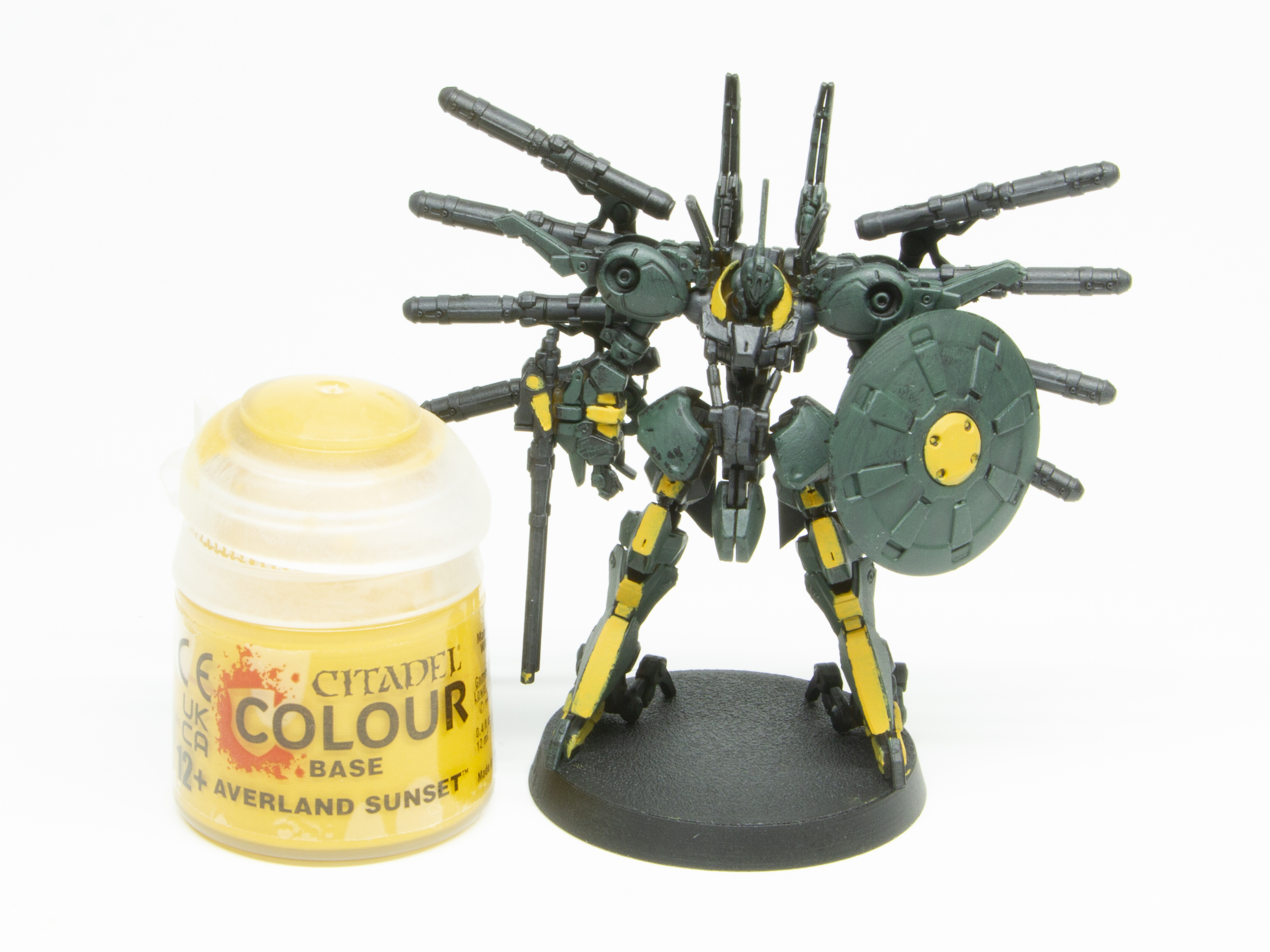 原作で黄色い帯が入っていた場所に「アヴァーランド・サンセット」を塗る。濃く彩度の低い黄色