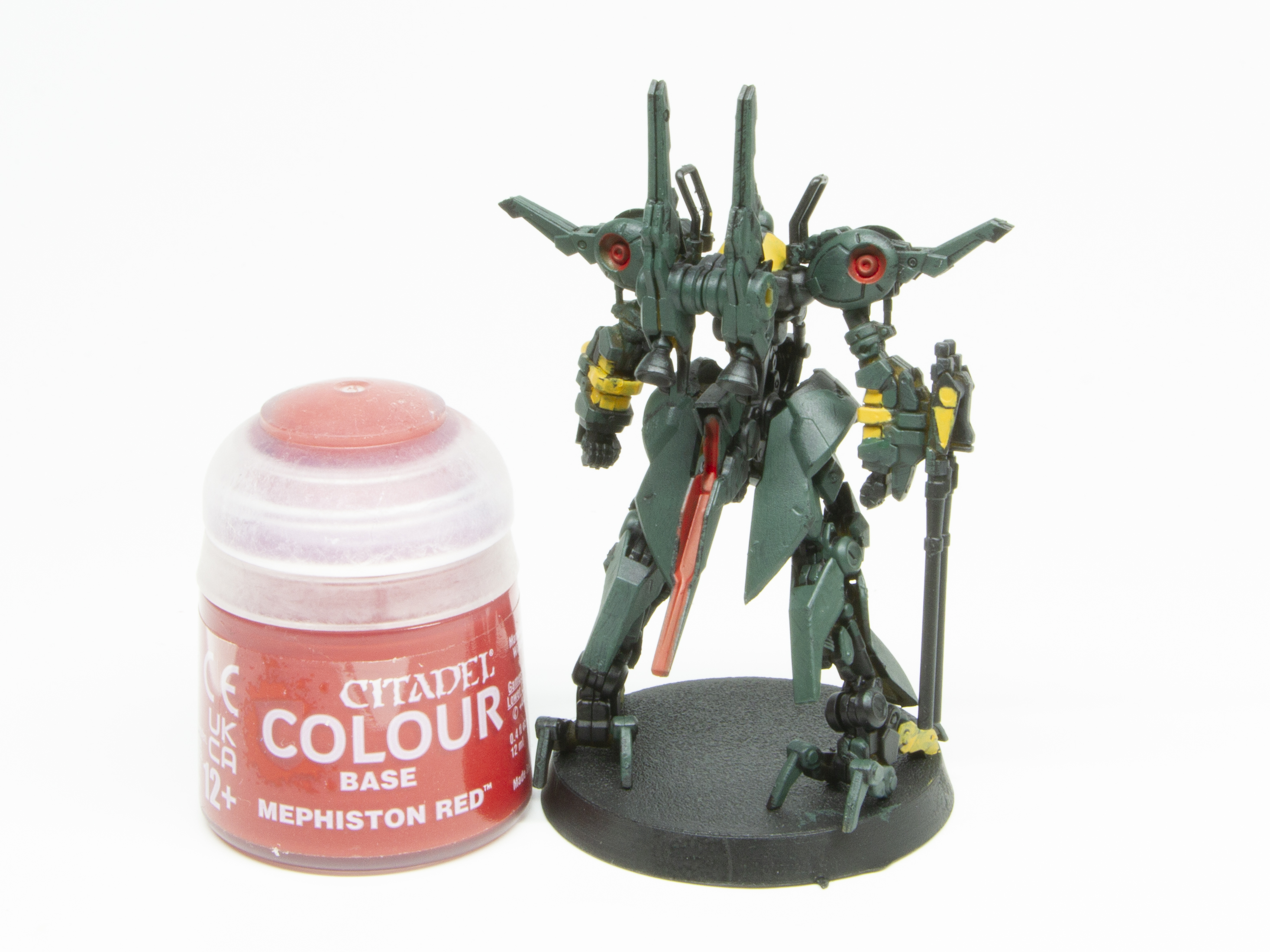 拡散ビーム砲の部分などに「メフィストン・レッド」を塗る。朱色がかった赤色