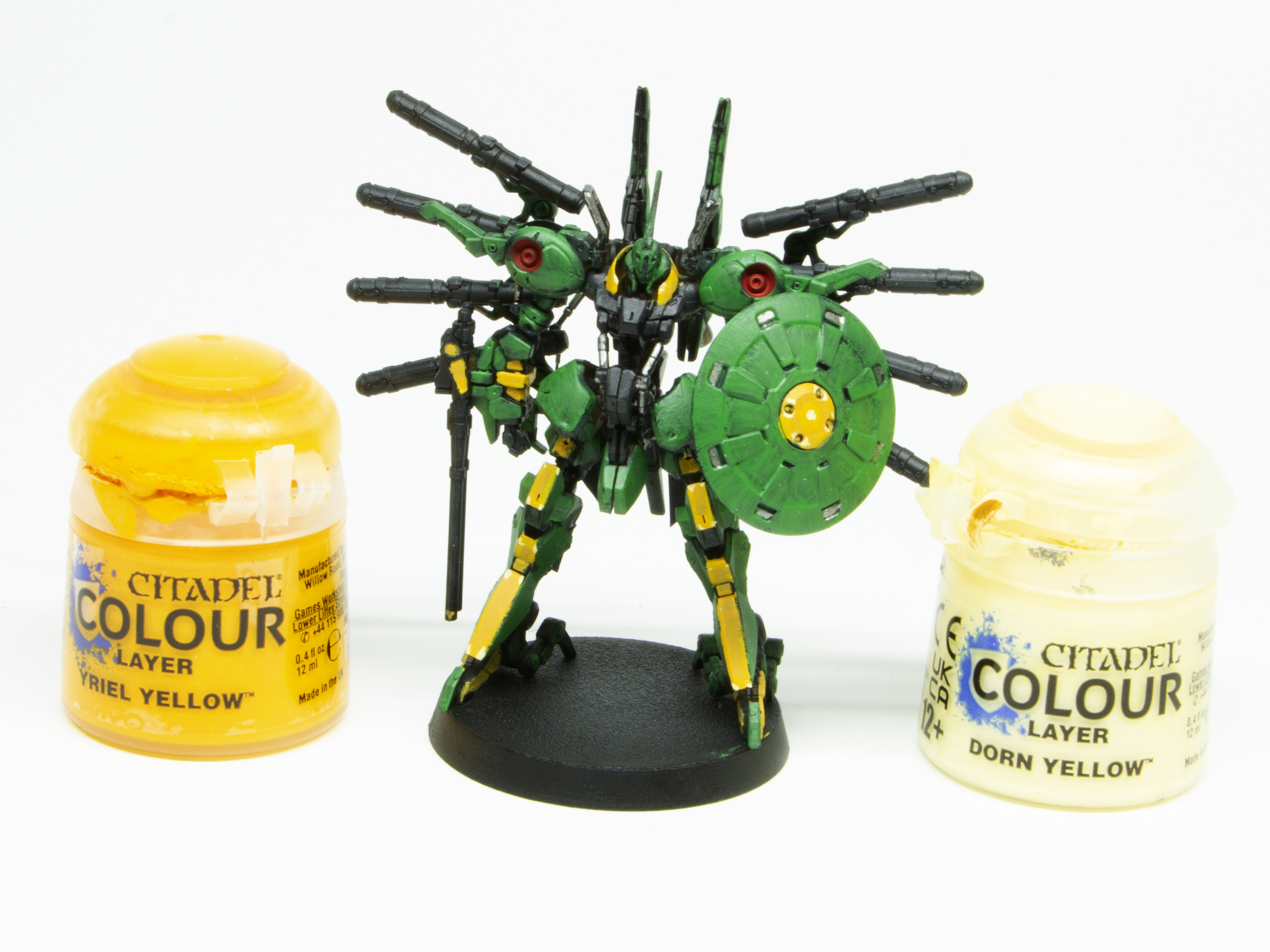 黄色い部分に「ユリエル・イエロー」を太く塗り、「ドルン・イエロー」を細く塗る