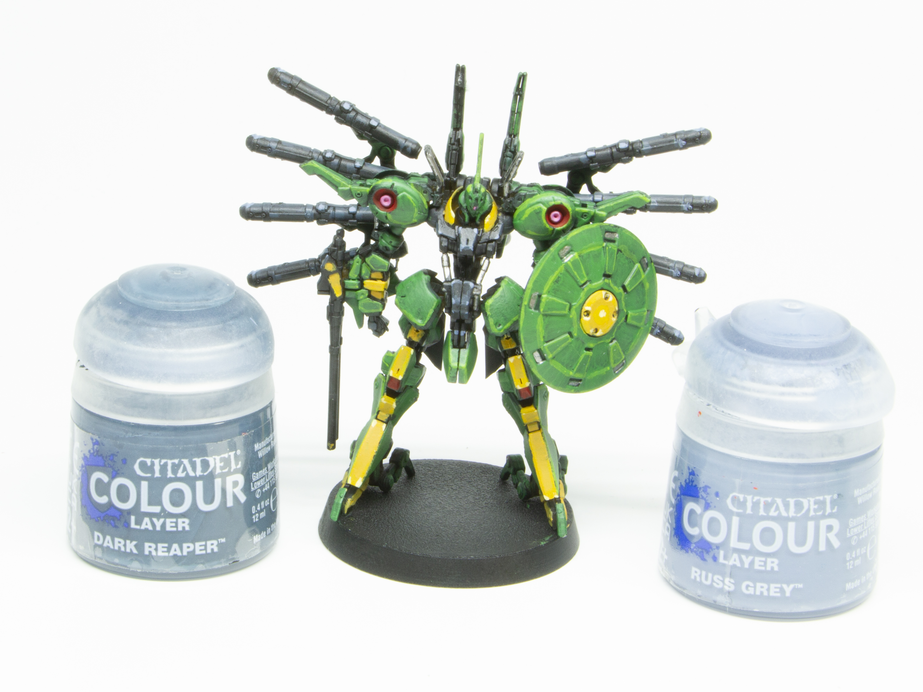 黒い部分は「ダーク・リーパー」、「ラス・グレイ」の順に塗って、青みがかった黒からハイライトへつなげる