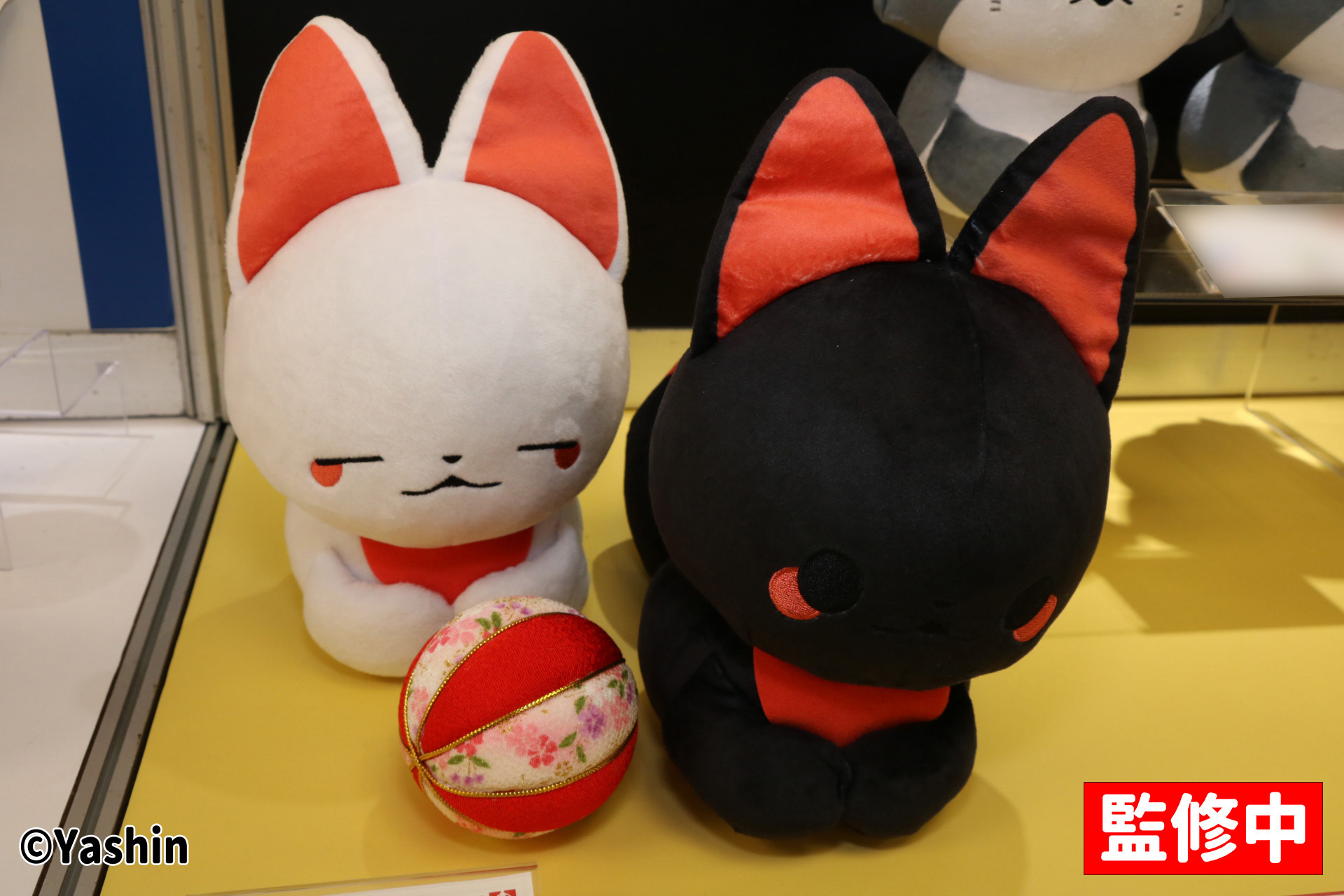 かみさまキツネとサラリーマン ぬいぐるみ こうばこずわり シロ＆クロ<br />2025年11月第4週 登場予定 サイズ：約25cm