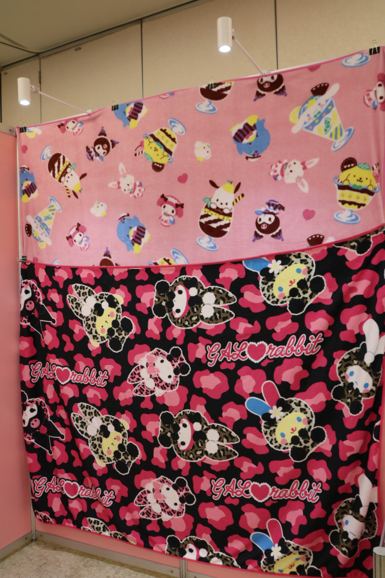 「サンリオキャラクターズ パフェデザイン大きな毛布」(上)10月 登場予定<br />「サンリオキャラクターズ ギャルらび・大きな毛布」(下)12月 登場予定