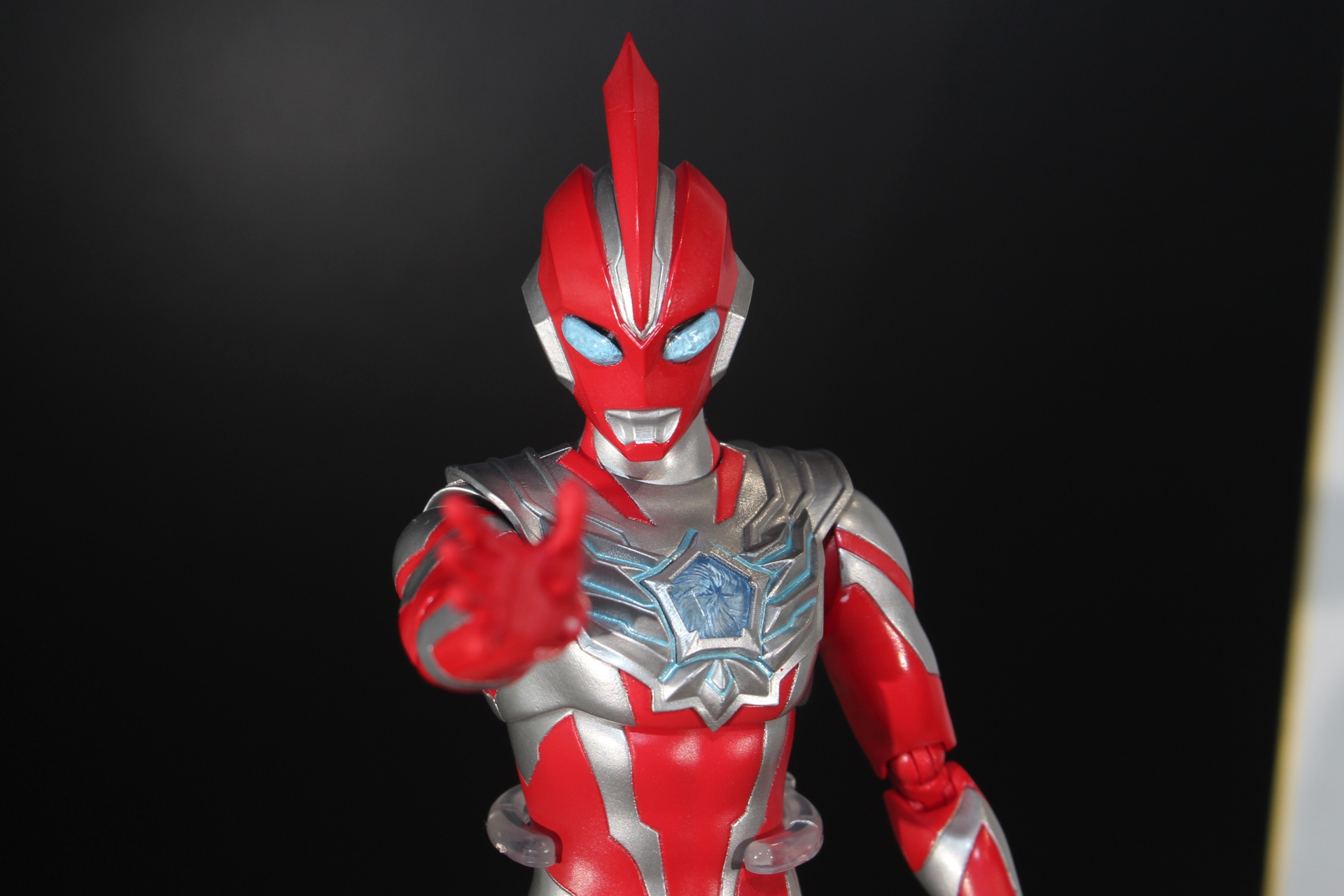 赤いマスクに青の複眼が印象的なウルトラマンオメガ