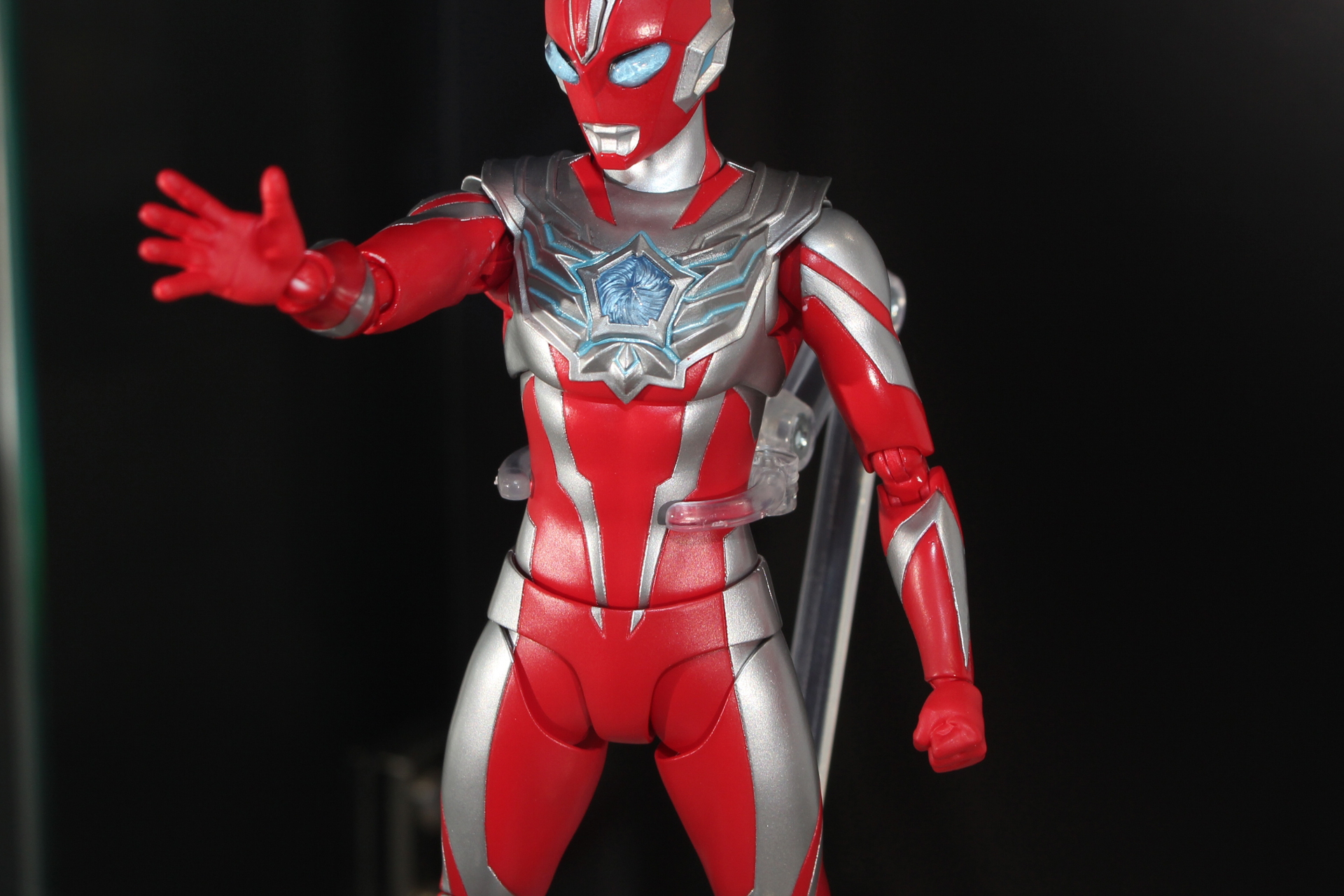 胸には星形のカラータイマーがある。赤い色のものに差し替えが可能