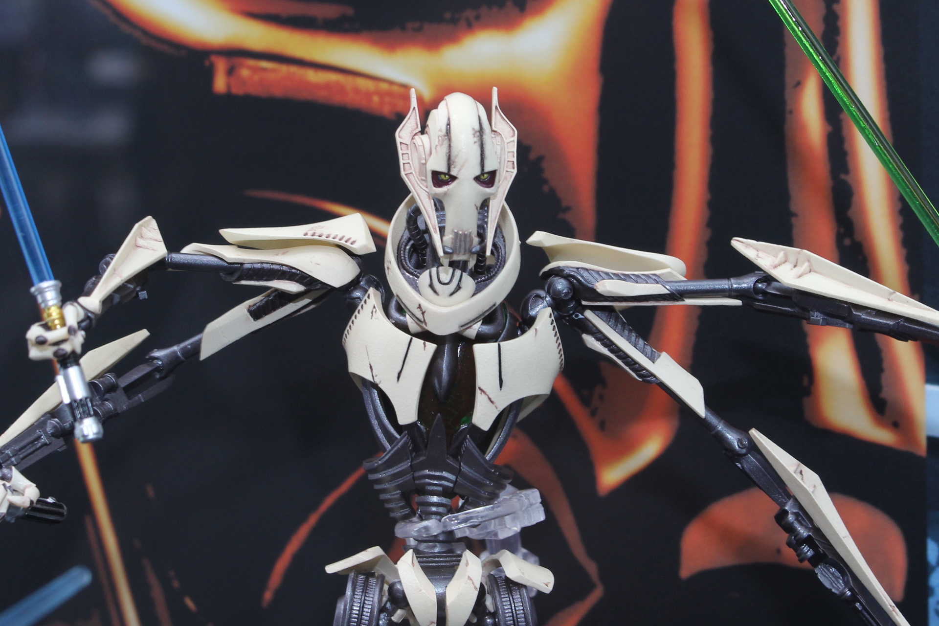 無機質なマスクの穴に瞳がギラギラ輝く顔を忠実に再現