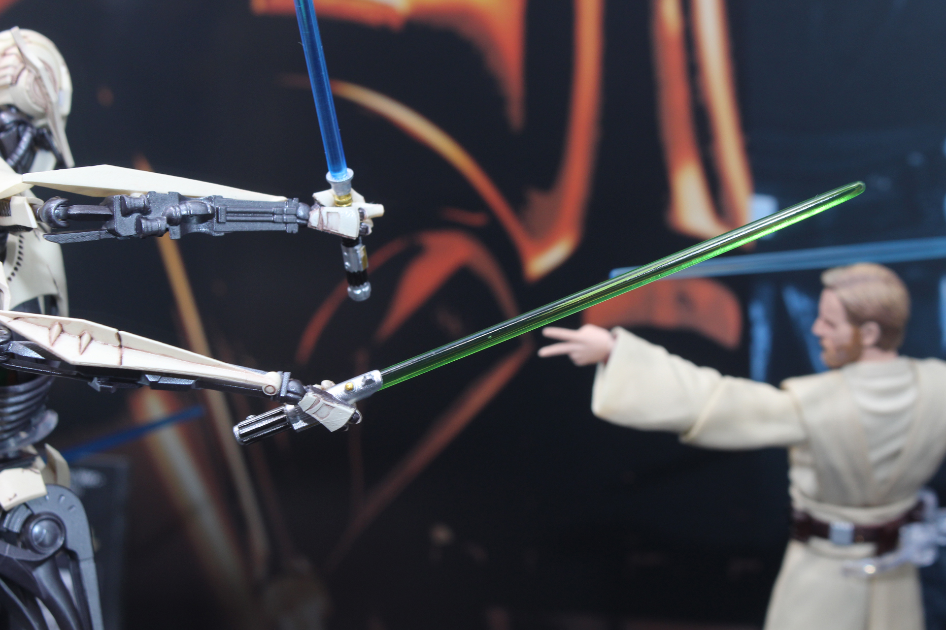 ジェダイが使っていた青や緑の光刃のライトセーバー。どこかで見たことのある形のものも……!?
