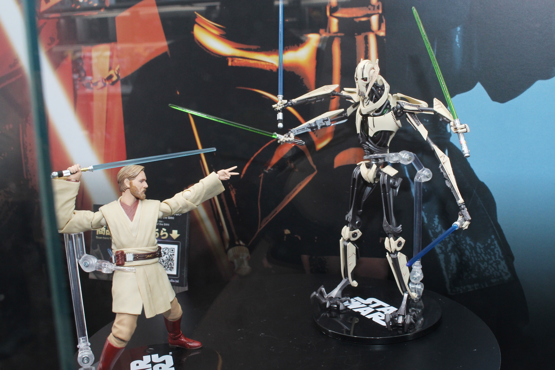 左に見えるのが9月に一般店頭で発売される「オビ＝ワン・ケノービ -Classic Ver.- （STAR WARS: Revenge of the Sith）」。EP3の名シーンを再現できる