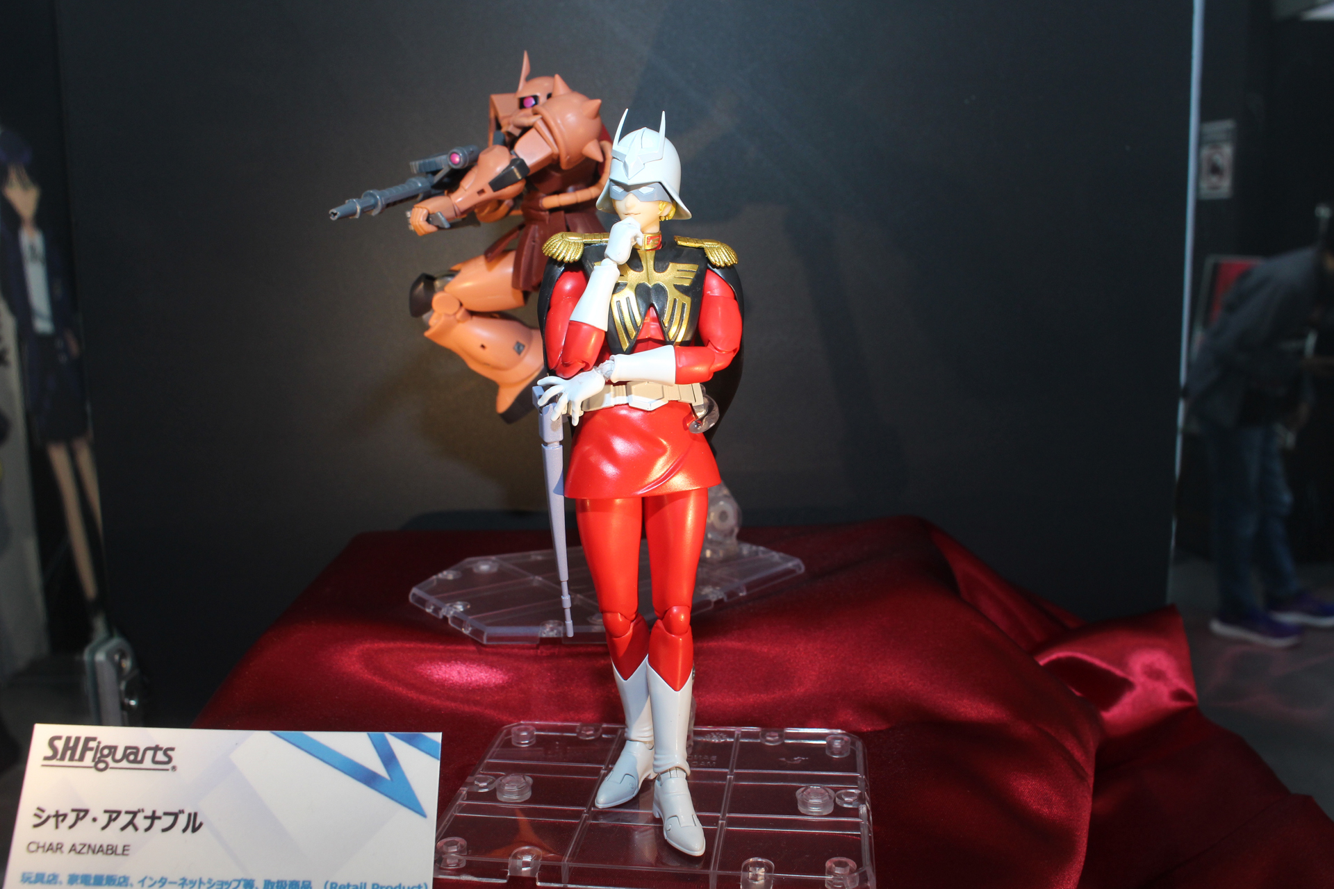 「S.H.Figuarts シャア・アズナブル」。10月発売予定。価格は9,900円。後方に見える「ROBOT魂 ＜SIDE MS＞ MS-06S シャア専用ザク ver. A.N.I.M.E.」は別売り